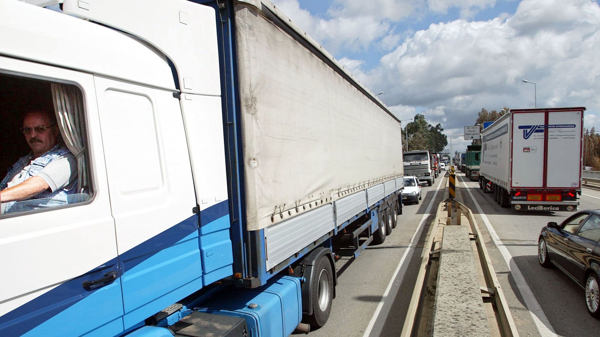 ES04:20050727: AVEIRO: Camionista em marcha lenta no IC2, em Albergaria, esta manha durante uma accao de protesto de camionistas por todo o pais. ESTELA SILVA / LUSA