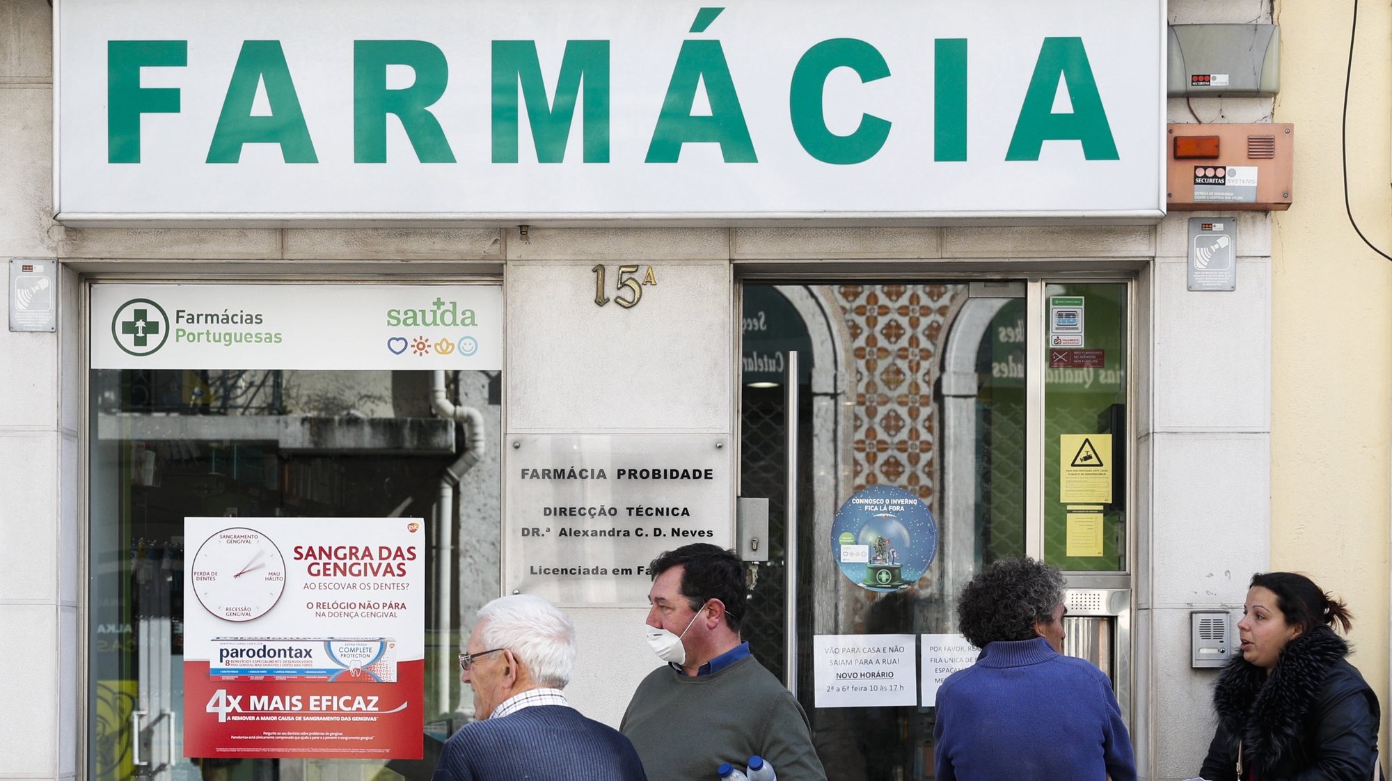Utentes aguardam pela sua vez à entrada de uma farmácia devido ao Covid-19, em Lisboa, 16 de março de 2020. Segundo a Direção-Geral da Saúde (DGS), em Portugal há 331 casos de pessoas infetadas com a doença Covid-19, registando-se também um morto. ANTÓNIO COTRIM/LUSA