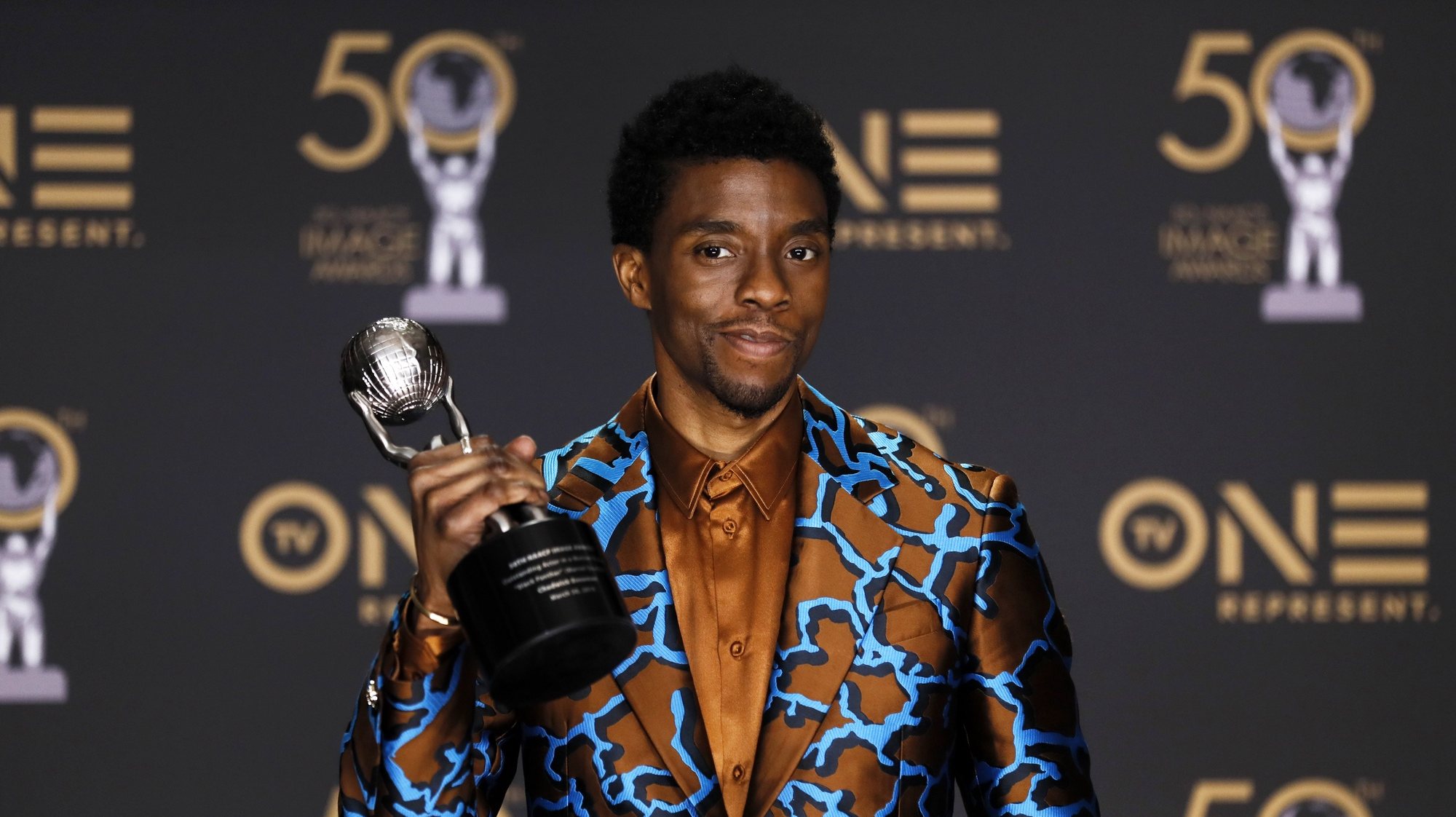 epa08776977 YEARENDER 2020 
FAREWELLS

US actor Chadwick Boseman holds the &#039;Outstanding Actor in a Motion Picture&#039; award for &#039;Black Panther&#039; in the press room during the 50th NAACP Image Awards at the Dolby Theatre in Hollywood, California, USA, 30 March 2019. Chadwick Boseman passed away age 43 after a four year battle with colon cancer on 28 August 2020.  EPA/ETIENNE LAURENT