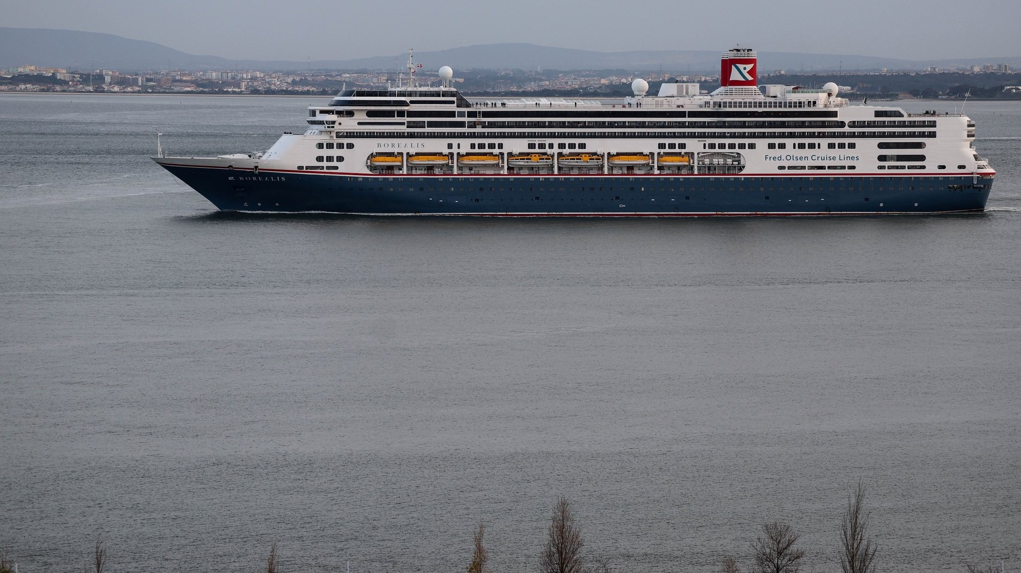 Rio Tejo em Lisboa com navio de cruzeiro, 16 de março de 2023. TIAGO PETINGA/LUSA