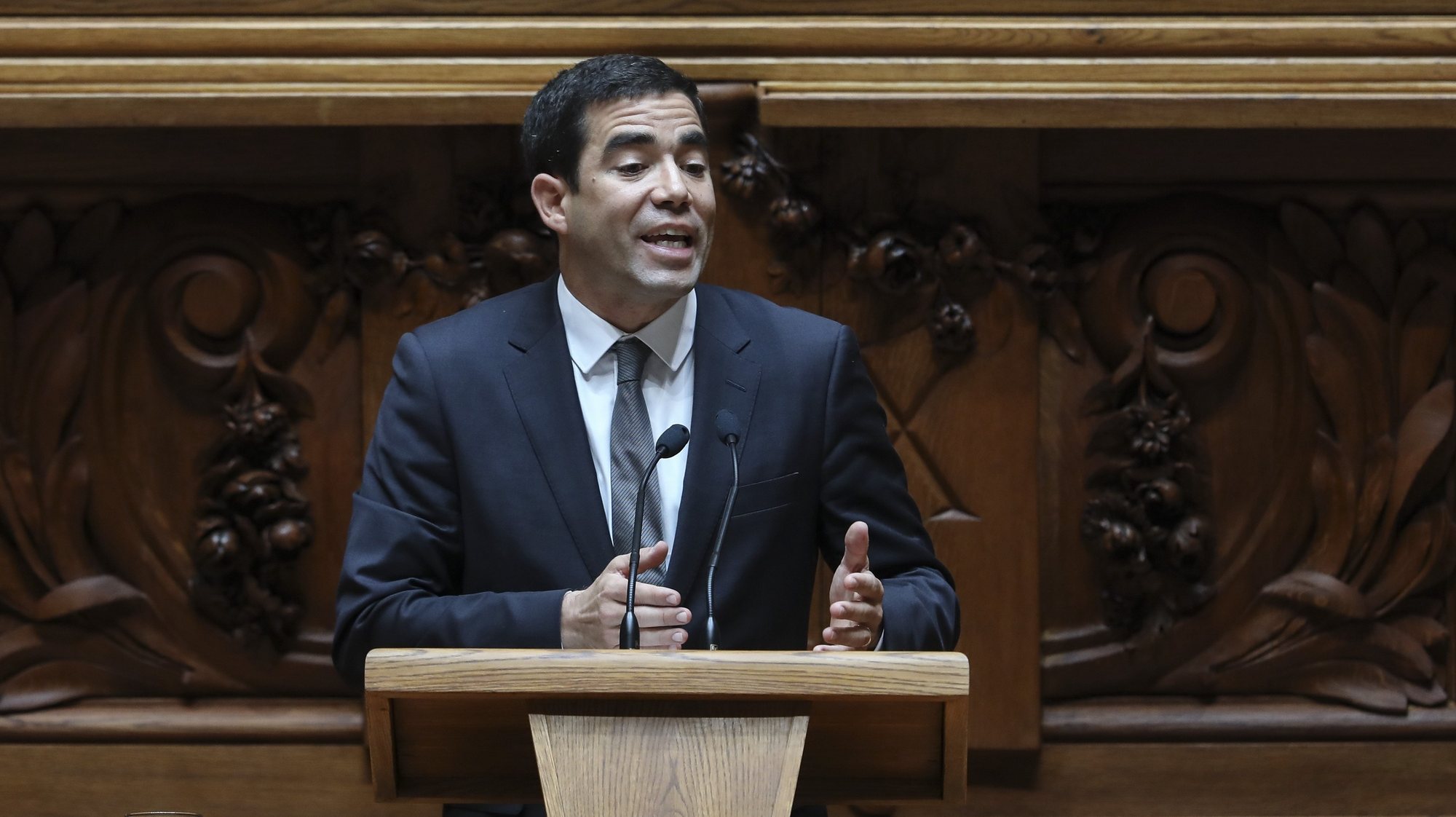 O deputado do PSD, António Leitão Amaro, intervém esta tarde no debate parlamentar na Assembleia da República, em Lisboa, 17 de maio de 2018. MIGUEL A. LOPES/LUSA