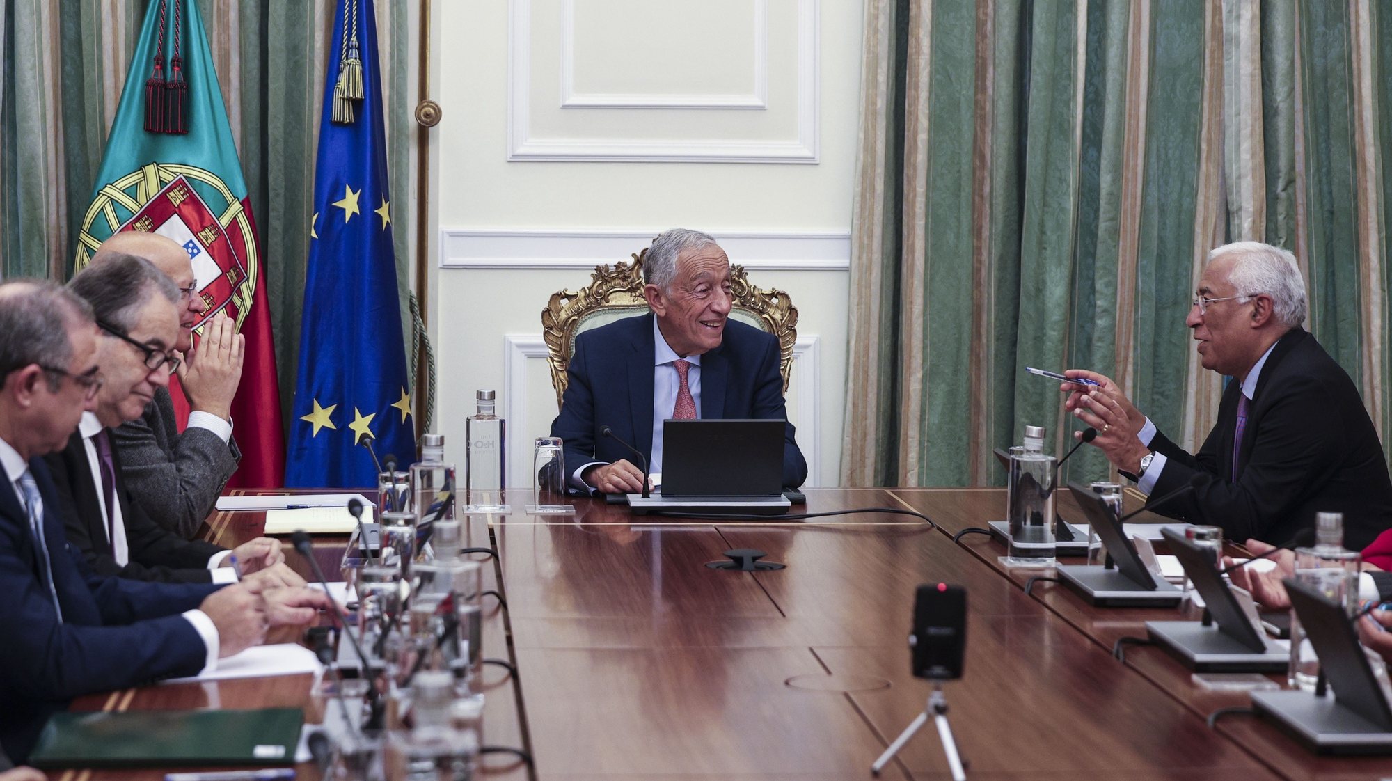O Presidente da República, Marcelo Rebelo de Sousa (2D), fala com o primeiro-ministro António Costa (D) durante a reunião do Conselho de Estado no Palácio de Belém, Lisboa, 11 de dezembro de 2023. TIAGO PETINGA/LUSA