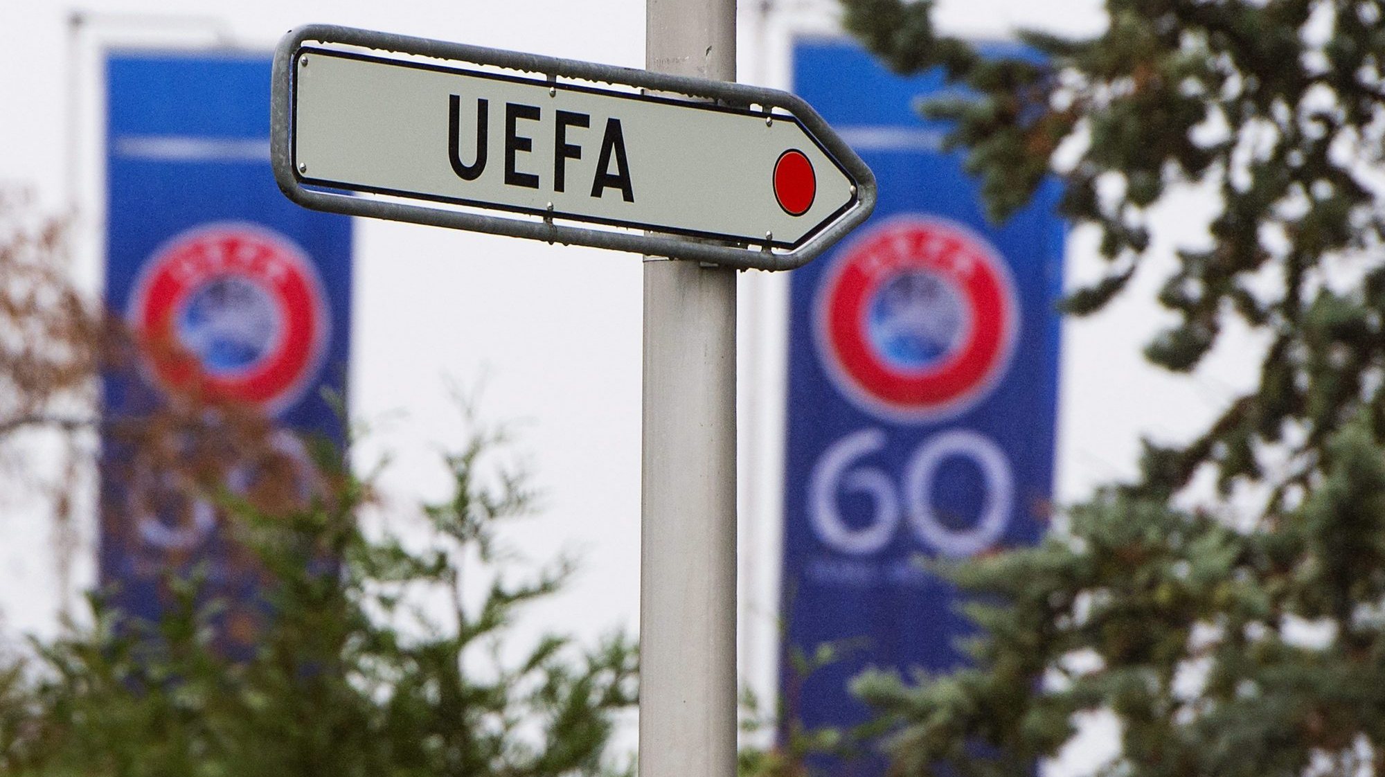 Esta decisão aplica-se somente aos jogos das seleções nacionais nas competições organizadas pela UEFA