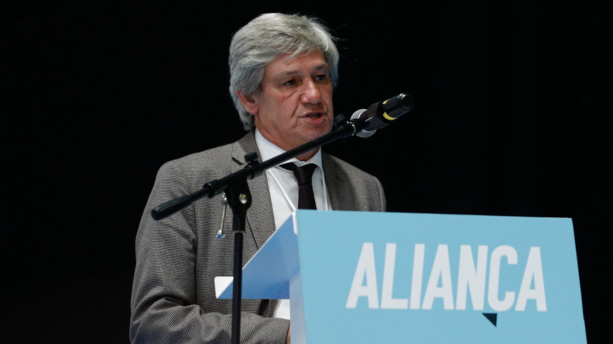 O presidente eleito do partido Aliança, Paulo Bento, discursa  durante o encerramento do II Congresso Nacional, que decorreu em Torres Vedras, 27 de setembro de 2020. ANTÓNIO COTRIM/LUSA