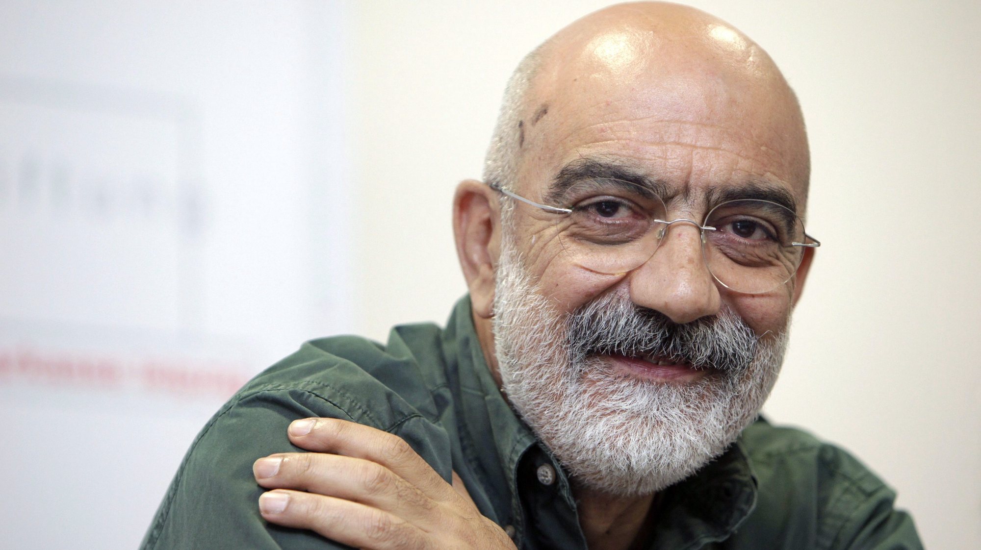 epa01890659 Turkish journalist Ahmet Altan attends a press conference of the Leipzig Media Award 2009 ceremony in Leipzig, Germany, 08 October 2009. Laureate Altan is the chief editor of the newspaper &#039;Taraf&#039; that published critical reports about the Turkish military. The Leipzig Media Award is endowed with 30,000 euros.  EPA/JAN WOITAS