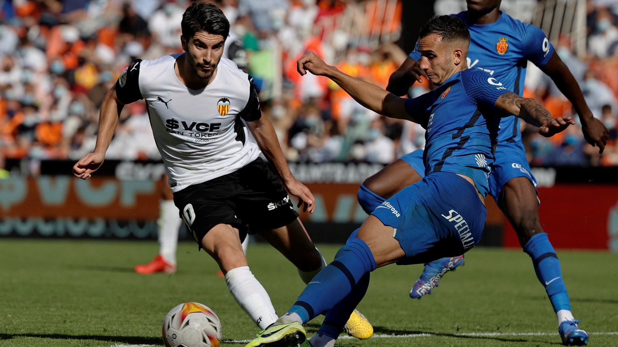 epa09541389 Valencia&#039;s Carlos Soler (L) fights for the ball with Franco Matias Russo of Mallorca during the Spanish LaLiga soccer match between Valencia CF and RCD Mallorca  played at Mestalla stadium in Valencia, eastern Spain, 23 October 2021.  EPA/KAI FOERSTERLING