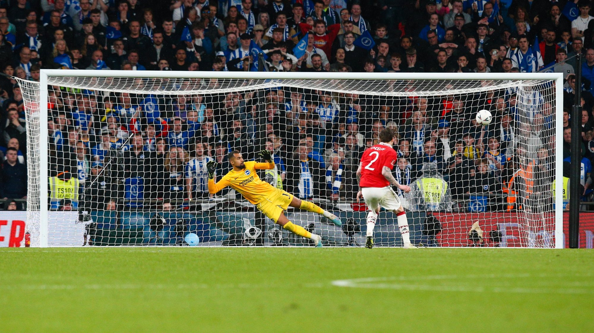 Lindelöf converteu a sua grande penalidade ao ângulo e Manchester United carimbou presença na final da Taça de Inglaterra com o rival City