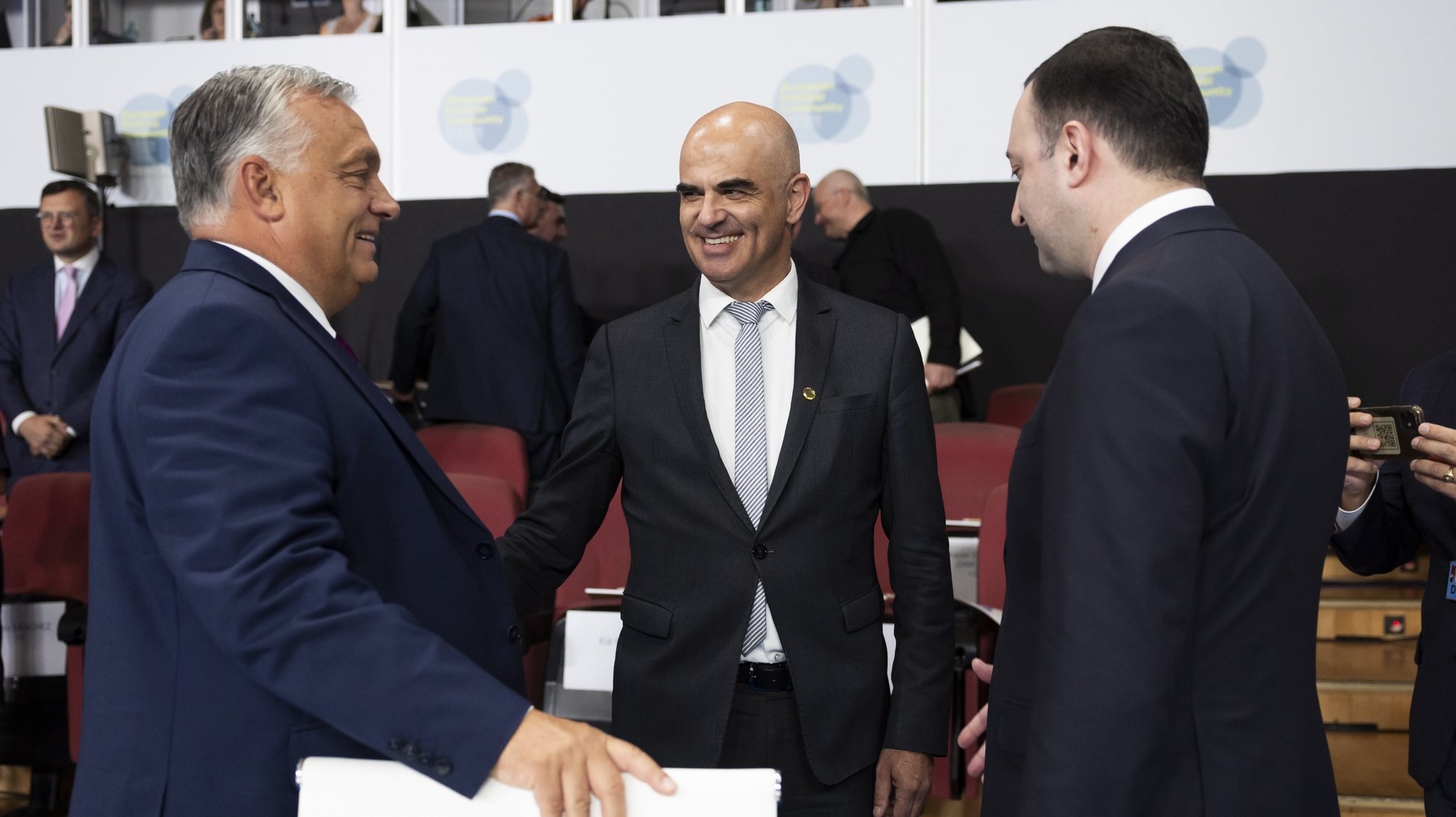 epa10901946 Swiss Federal President Alain Berset (C) talks to Prime Minister of Hungary Viktor Orban (L) and Prime Minister of Georgia Irakli Garibashvili (R) prior to the opening ceremony of the third meeting of the European Political Community (EPC) Summit at the Congress Hall in Granada, Spain, 05 October 2023.  EPA/PETER KLAUNZER