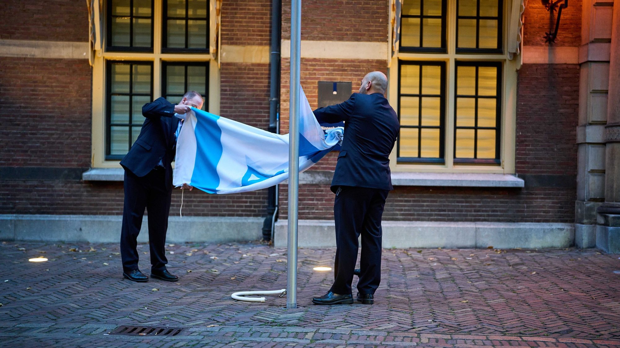 epa10908650 The flag of Israel is raised at the Dutch Ministry of General Affairs in The Hague, the Netherlands, 09 October 2023, to show support for Israel after the Hamas attack, which has already left hundreds of dead.  EPA/Phil Nijhuis
