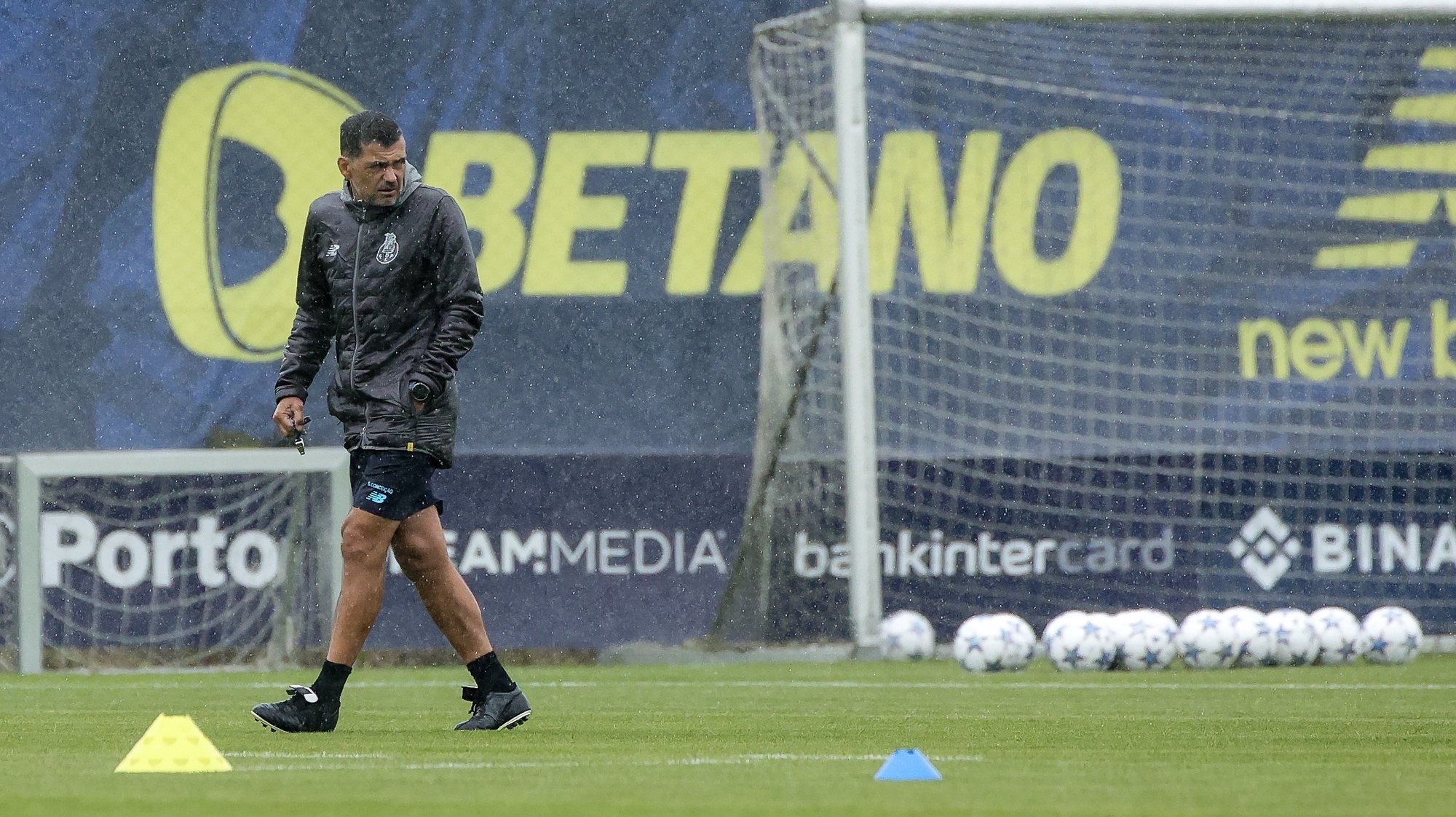 epa10935621 FC Porto head coach Sergio Conceicao watches his players during a training session at the Olival training center in Vila Nova de Gaia, north Portugal, 24 October 2023. FC Porto will face Royal Antwerp on 25 October for their UEFA Champions League group H match.  EPA/JOSE COELHO