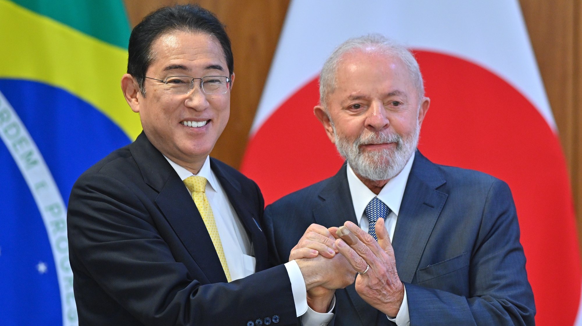 epa11316759 Brazilian President Luiz Inacio Lula da Silva (R) and Japanese Prime Minister Fumio Kishida shake hands as they meet at the Planalto Palace in Brasilia, Brazil, 03 May 2024. Kishida will hold a bilateral meeting with Lula, in which they are expected to sign cooperation agreements in the areas of cybersecurity, science and technology, agriculture and the environment.  EPA/ANDRE BORGES