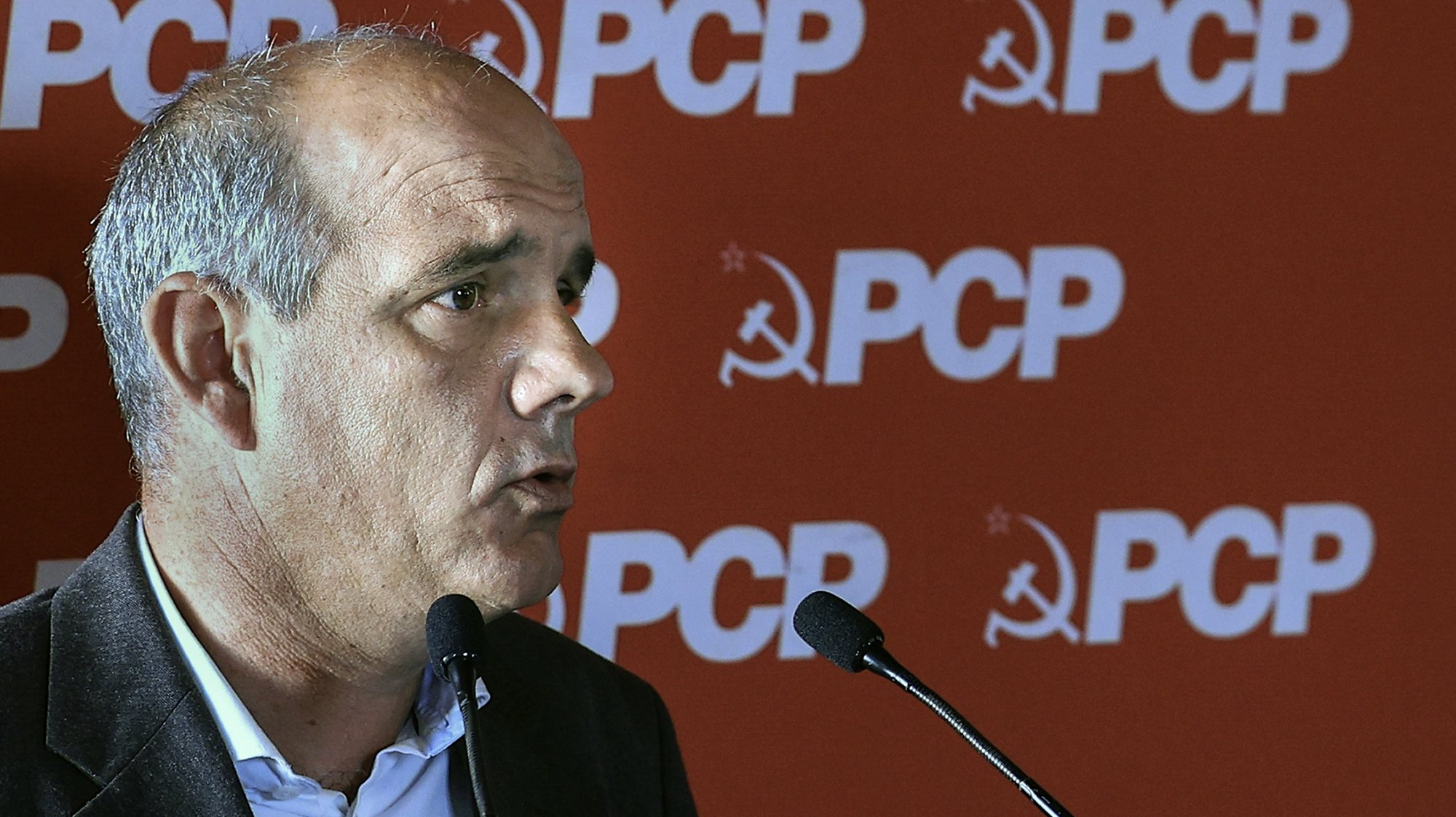 O secretário-geral do Partido Comunista Português (PCP), Paulo Raimundo, intervém no início das Jornadas Parlamentares do PCP, que decorrem em Sesimbra, 20 de maio de 2024. ANTÓNIO COTRIM/LUSA