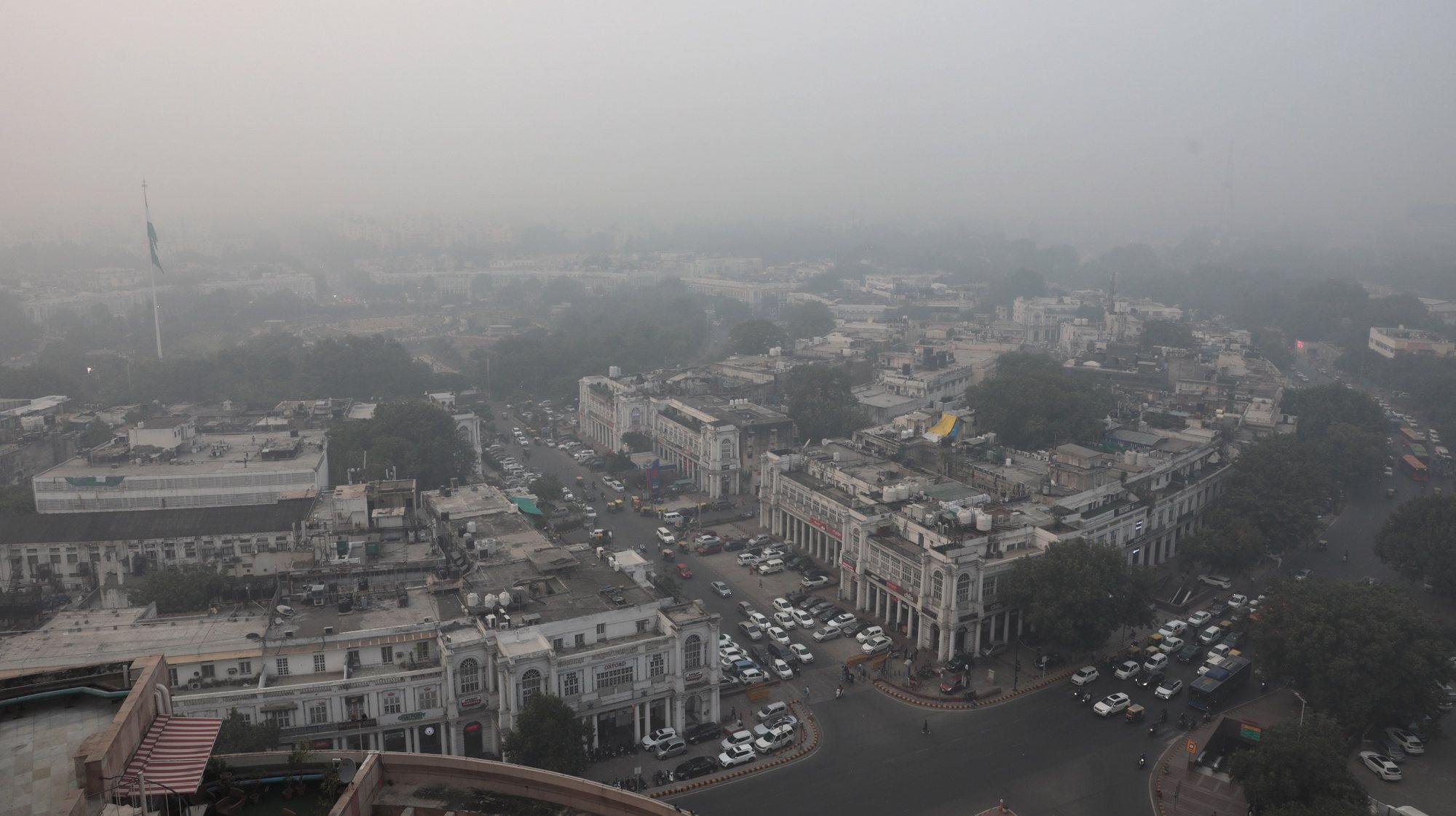 epa09578253 An aerial view of the city engulfed in heavy smog in New Delhi, India, 12 November 2021. Delhi recorded an Air Quality Index (AQI) of 471 and over thirty monitoring stations in Indian capital recorded air pollution levels in the severe category.  EPA/RAJAT GUPTA