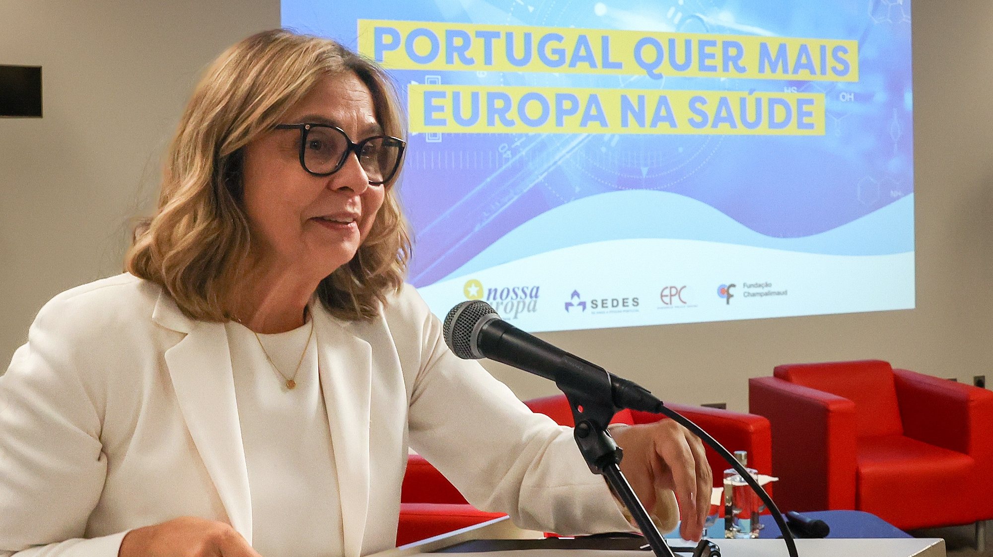 A ministra da Saúde, Ana Paula Martins, intervém na conferência “Portugal quer mais Europa na Saúde?”, na Fundação Champalimaud, em Lisboa, 20 de abril de 2024. MANUEL DE ALMEIDA/LUSA