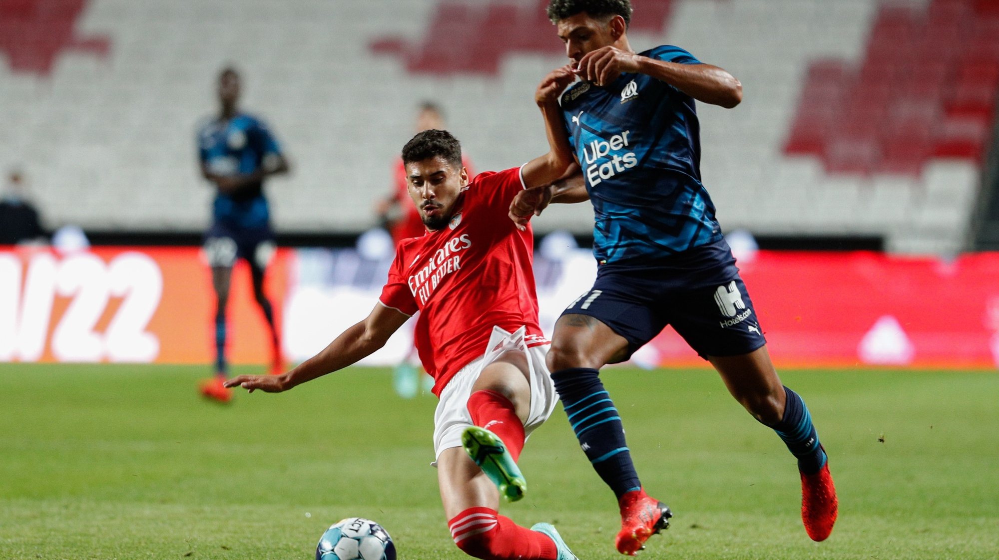 epa09365540 Benfica&#039;s player Gil Dias (L) in action against Olympique Marseille&#039;s player Luis Henrique (R), during the pre-season friendly test soccer match between Benfica and Olympique Marseille at Luz Stadium in Lisbon, Portugal, 25 July 2021.  EPA/ANTONIO COTRIM