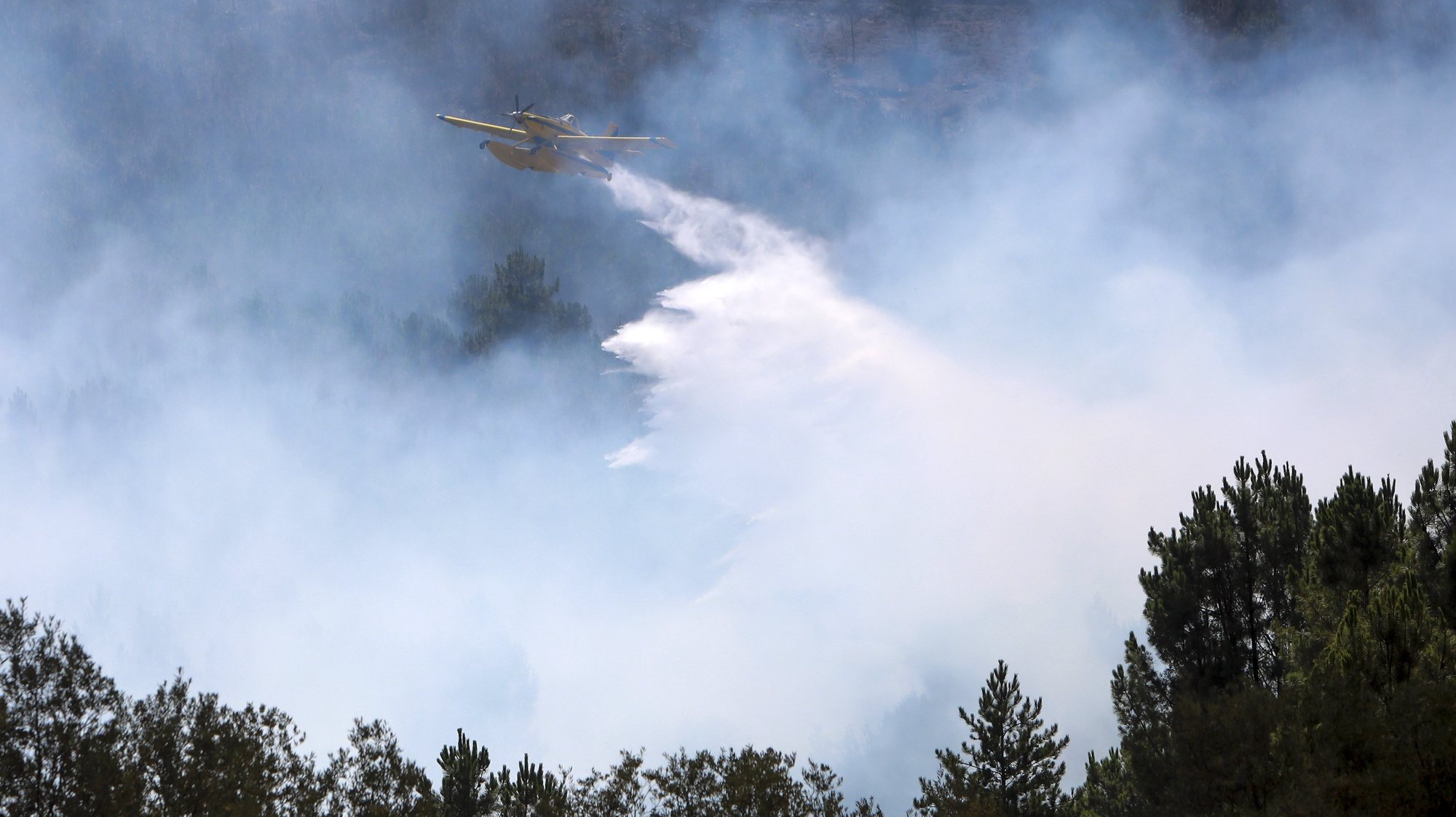 Um avião combate as chamas durante um incêndio no vale glaciar de Beijames, Covilhã, 9 de agosto de 2022. Este incêndio que deflagrou no sábado na localidade de Garrocho, no concelho da Covilhã (Castelo Branco), continua ativo e está a ser combatido por mais de 580 operacionais. MIGUEL PEREIRA DA SILVA/LUSA