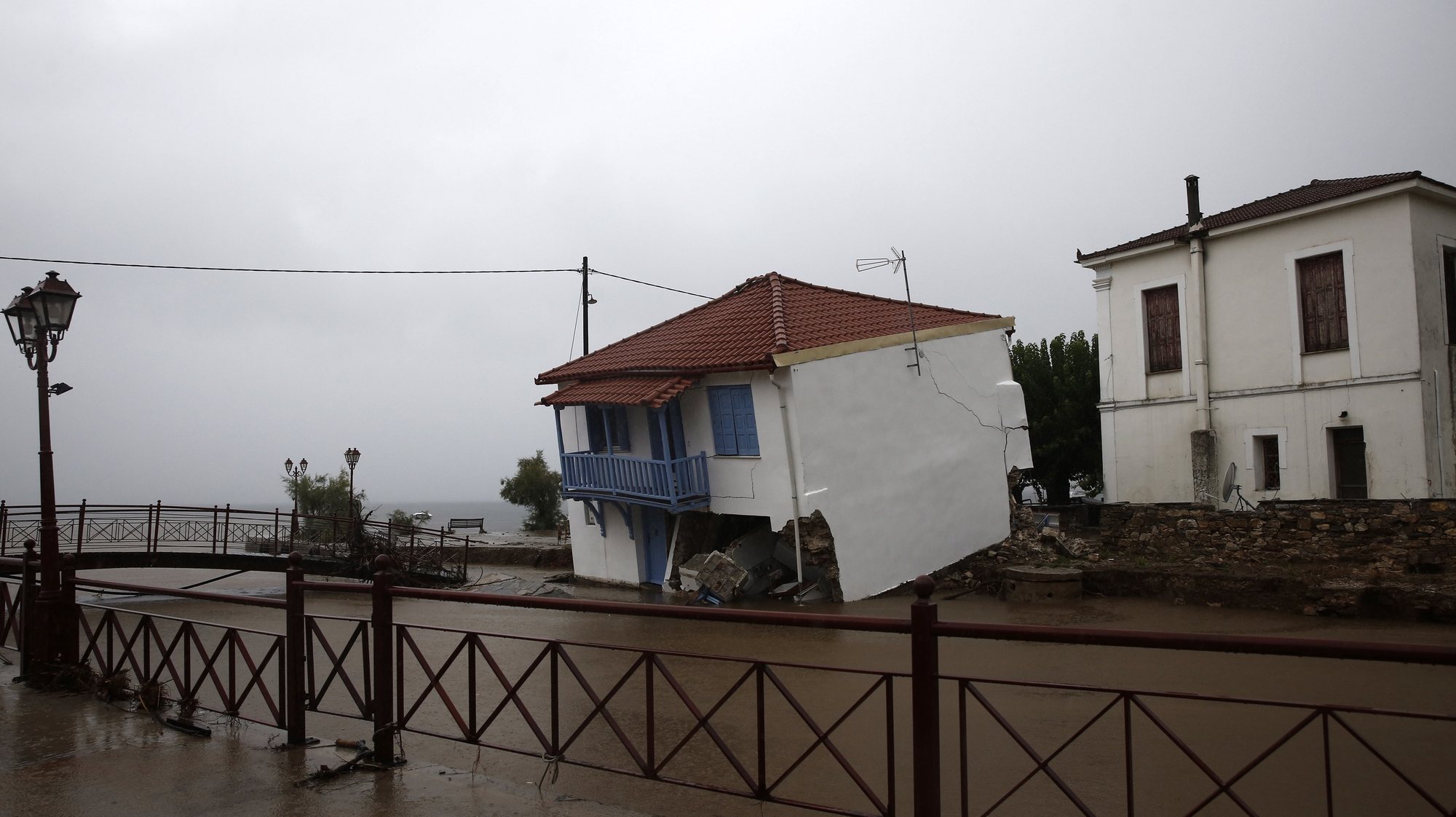 epa10846018 A damaged house after the storm named Daniel in the area of Chorto at Pilio, Magnesia, Greece, 07 September 2023. At least three people died as unprecedented bad weather conditions struck the country.  EPA/YANNIS KOLESIDIS