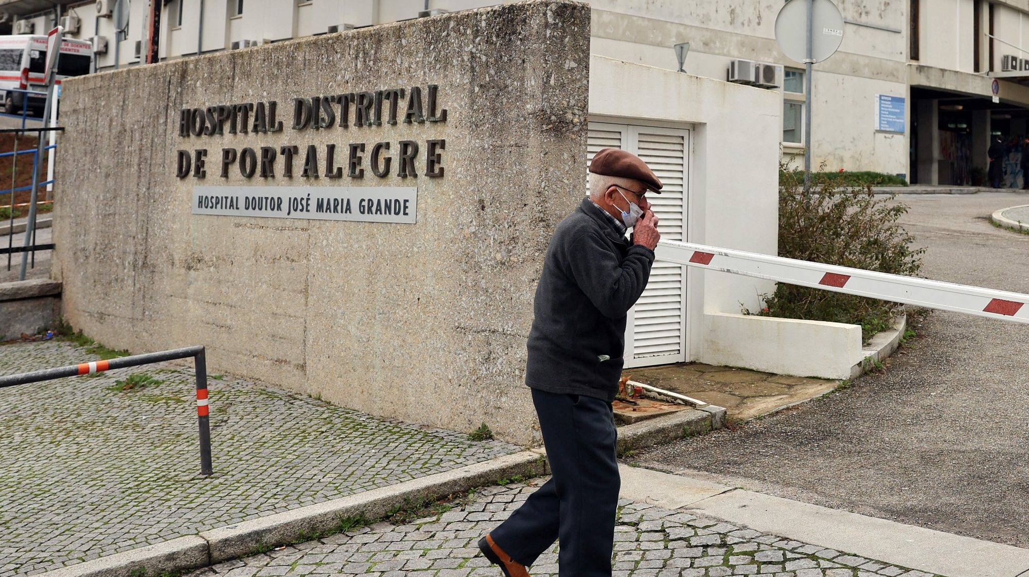 Entrada do edifício principal do Hospital Dr. José Maria Grande, Portalegre, 10 de janeiro de 2023. NUNO VEIGA/LUSA