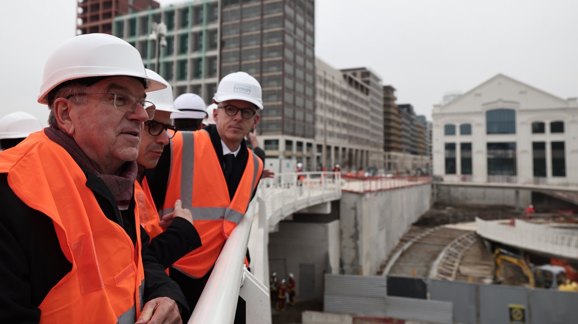 epa11005437 President of the International Olympic Committee (IOC) Thomas Bach (L) looks on over the site of the Paris 2024 Olympic Village during a visit with members of the Executive Board of the International Olympic Committee, in Saint-Ouen, northern Paris, France, 01 December 2023.  EPA/FRANCK FIFE / POOL  MAXPPP OUT