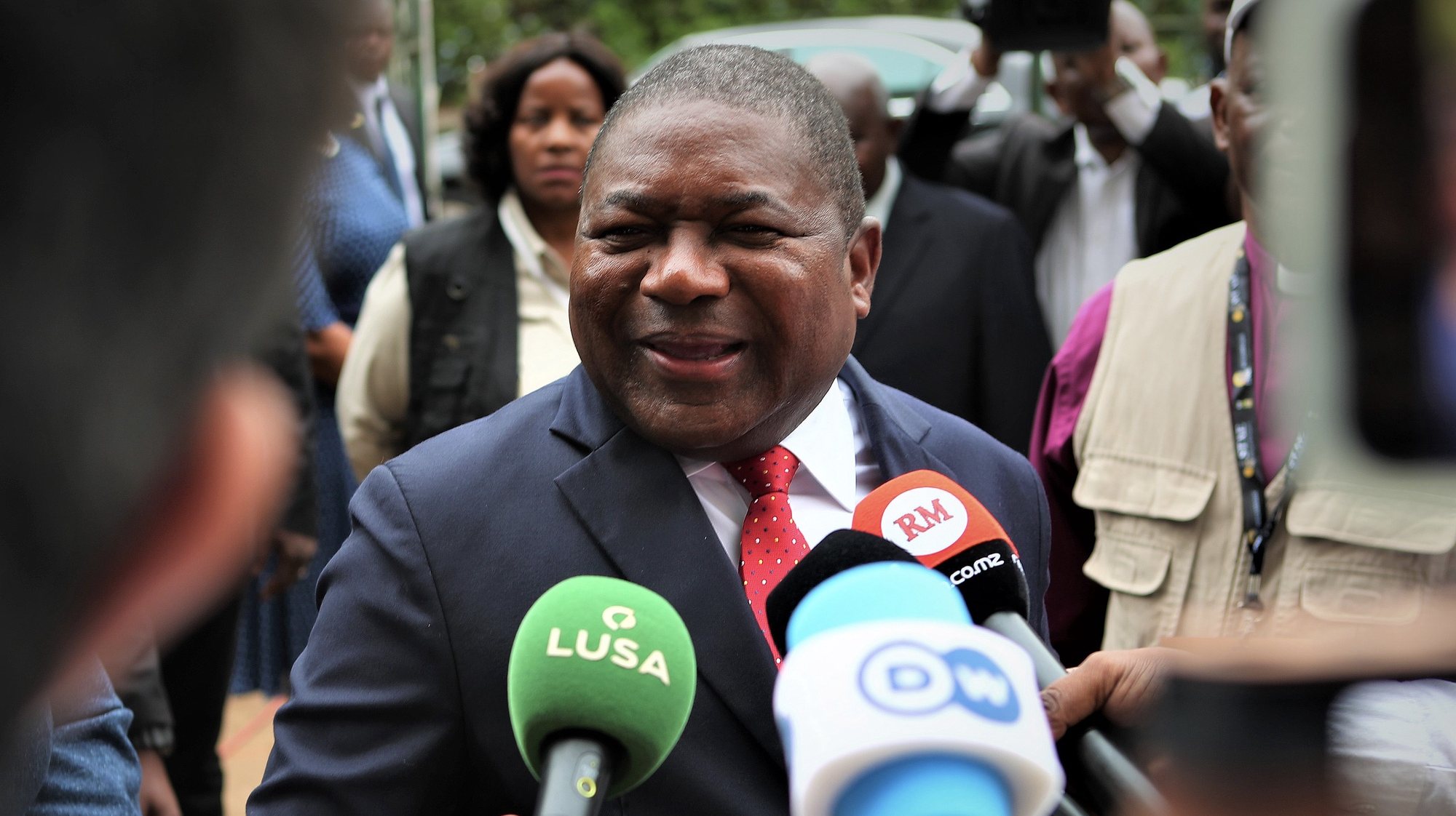 O Presidente de Moçambique, Filipe Nyusi, fala aos jornalistas à chegada para votar para as eleições autárquicas, em Maputo, Moçambique, 11 de outubro de 2023. Mais de 8,7 milhões de eleitores moçambicanos são chamados hoje a votar nas sextas eleições autárquicas do país, em 65 municípios, dos quais 12 são novas autarquias, para elegerem 1.747 membros. LUÍSA NHANTUMBO/LUSA