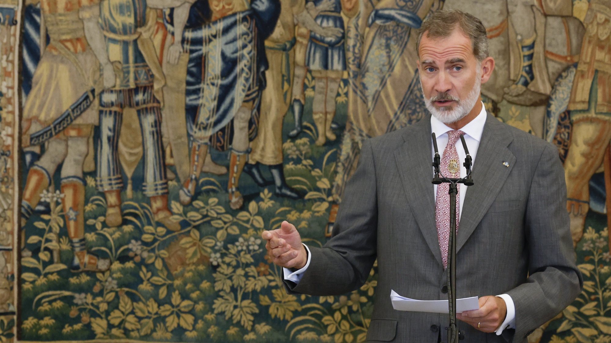 epa10222740 Spain&#039;s King Felipe VI delivers a speech during the annual meeting of the Board of Trustees of the Cervantes Institute at  the Royal Palace in Aranjuez, Madrid region, central Spain, 04 October 2022. The Cervantes Institute is a Spanish public institution created in 1991 to promote the teaching of Spanish and Spain&#039;â€™s vernacular languages and enhance the visibility of Spanish and Latin American culture.  EPA/J.J.Guillen