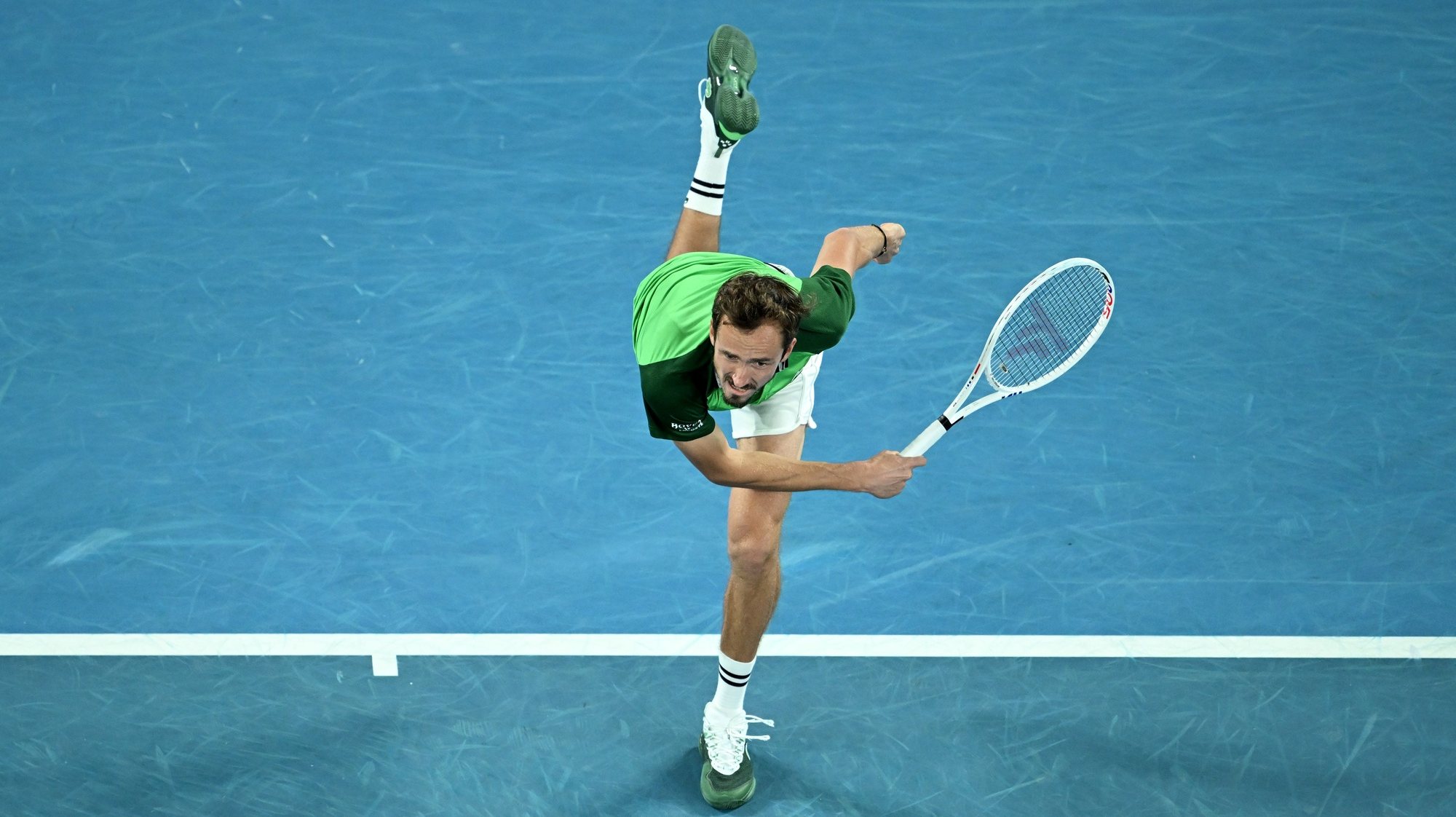 epa11105640 Daniil Medvedev of Russia in action during his Men’s semifinal against Alexander Zverev of Germany on Day 13 of the 2024 Australian Open at Melbourne Park in Melbourne, Australia, 26 January 2024.  EPA/JOEL CARRETT AUSTRALIA AND NEW ZEALAND OUT