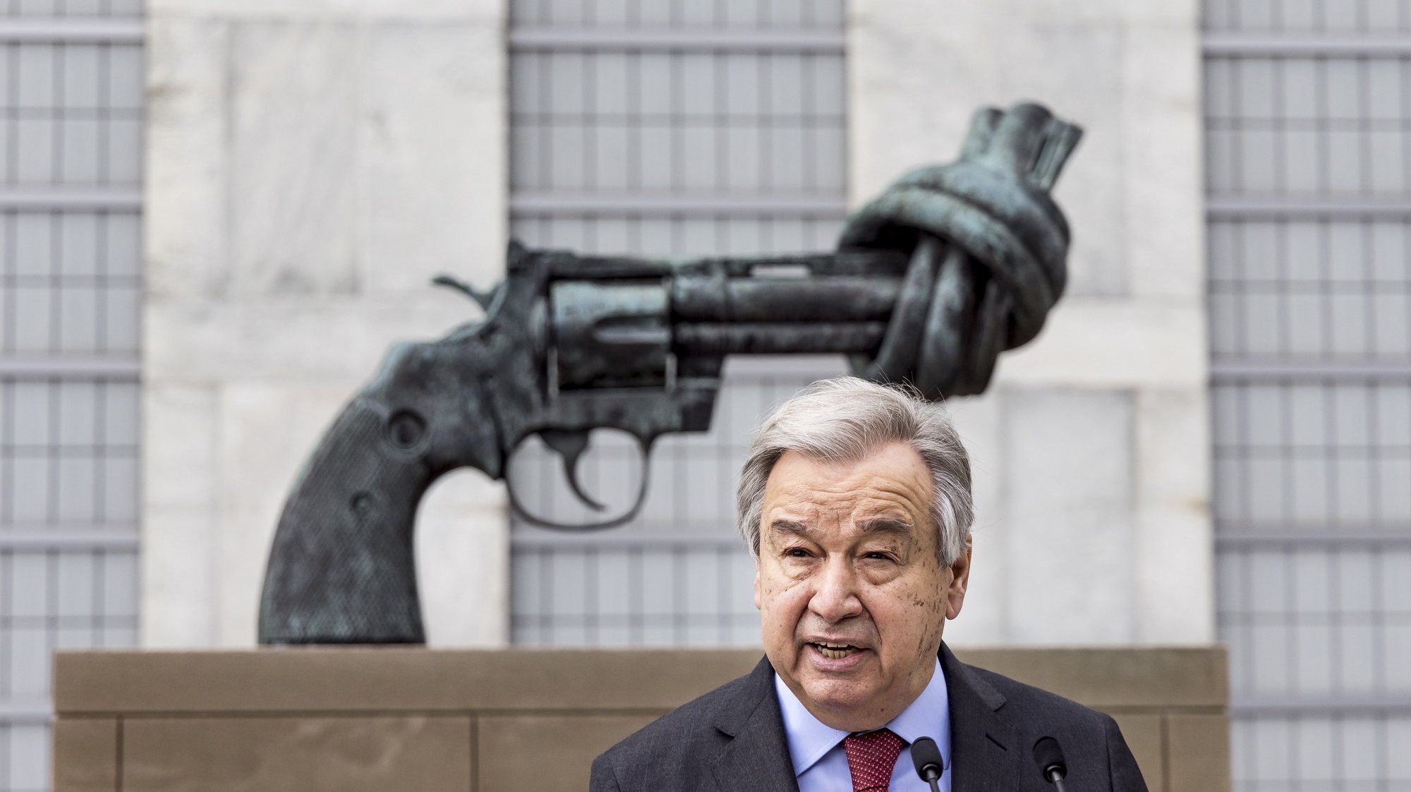 epa09897470 United Nations Secretary-General Antonio Guterres make a statement calling for a ceasefire in the fighting between Russia and Ukraine in front of the bronze sculpture entitled &#039;The Knotted Gun&#039; by Swedish artist Carl Fredrik Reutersward outside of United Nations headquarters in New York, New York, USA, 19 April 2022.  EPA/JUSTIN LANE