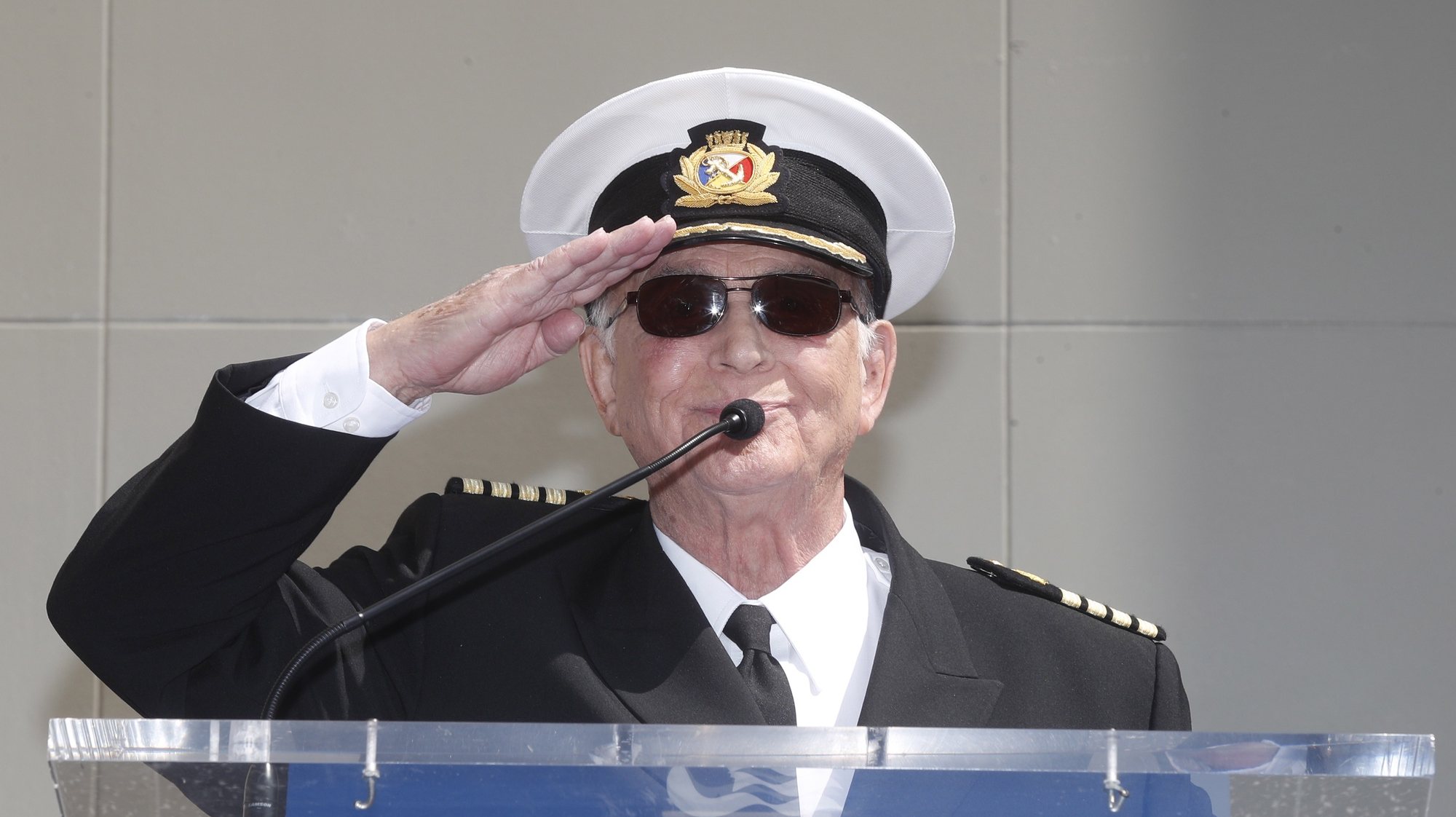 epa06726457 Gavin MacLeod (C) who played &#039;Captain Merrill Stubing&#039; salutes during the star dedication ceremony for the popular television series &#039;Love Boat&#039; by the Friends of the Hollywood Walk of Fame on the Hollywood Boulevard, in Hollywood, California, USA, 10 May 2018.  EPA/MIKE NELSON