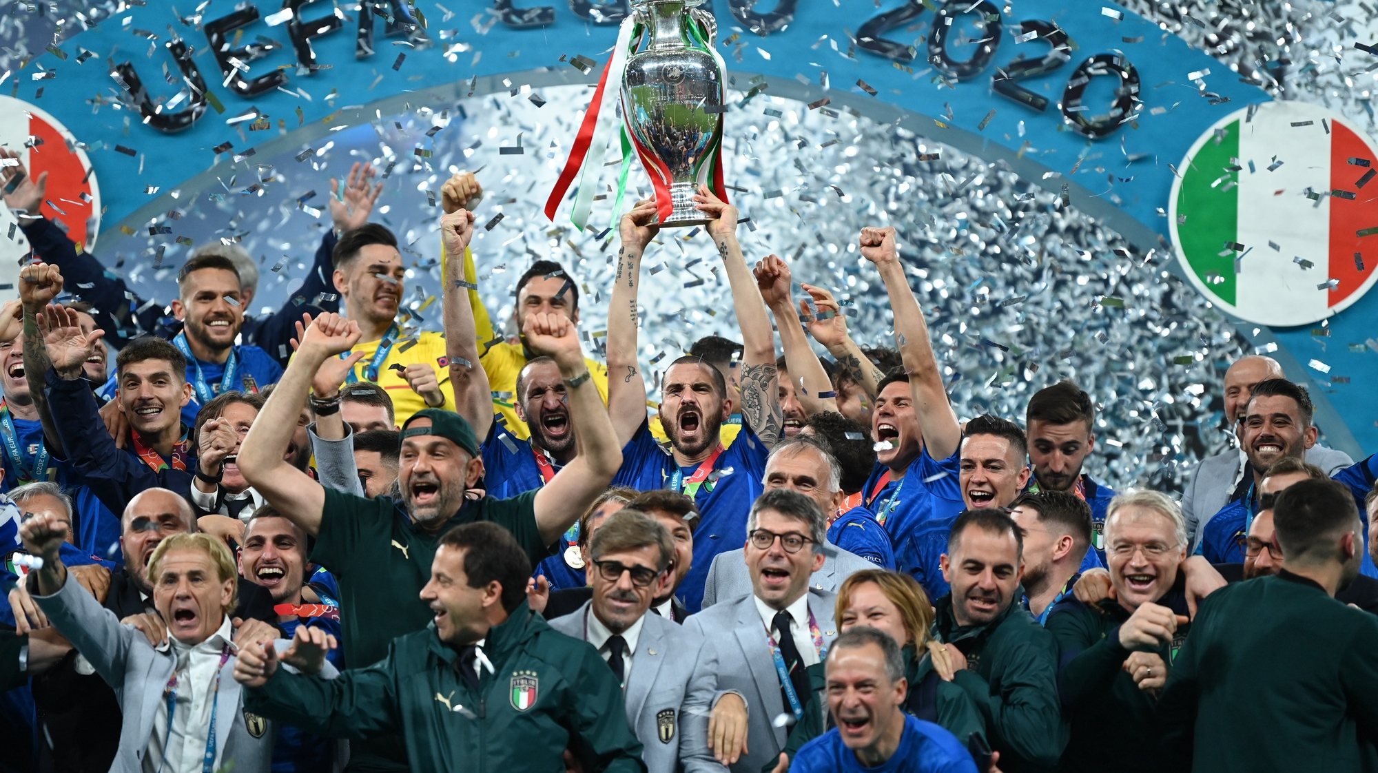 epa09339258 Players of Italy celebrate after winning the UEFA EURO 2020 final between Italy and England in London, Britain, 11 July 2021.  EPA/Michael Regan / POOL (RESTRICTIONS: For editorial news reporting purposes only. Images must appear as still images and must not emulate match action video footage. Photographs published in online publications shall have an interval of at least 20 seconds between the posting.)