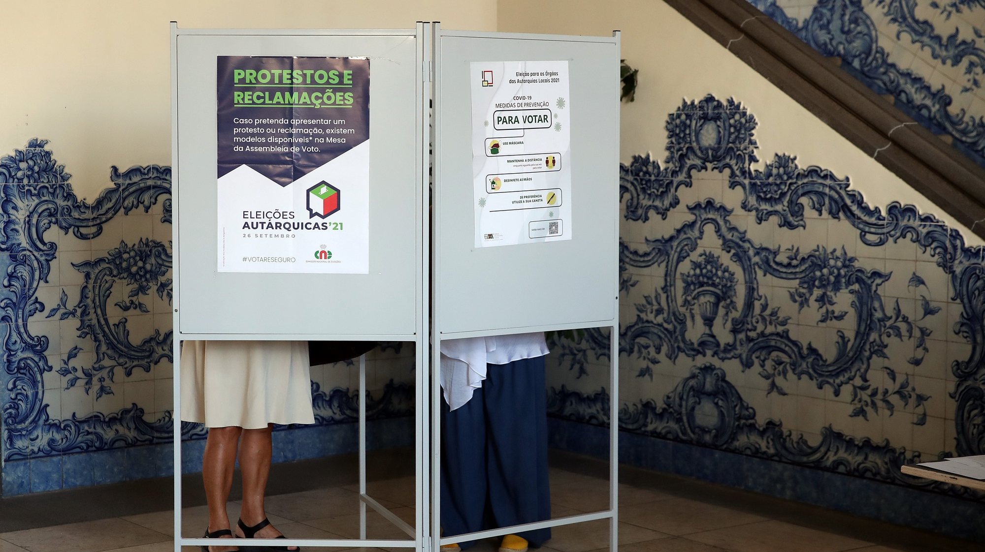 Votação na freguesia da Sé no Funchal, a principal autarquia madeirense para as eleições autárquicas 2021, no Funchal, Madeira, 26 de setembro de 2021. Hoje mais de 9,3 milhões eleitores podem votar nas eleições autárquicas para eleger os seus representantes locais. HOMEM DE GOUVEIA/LUSA