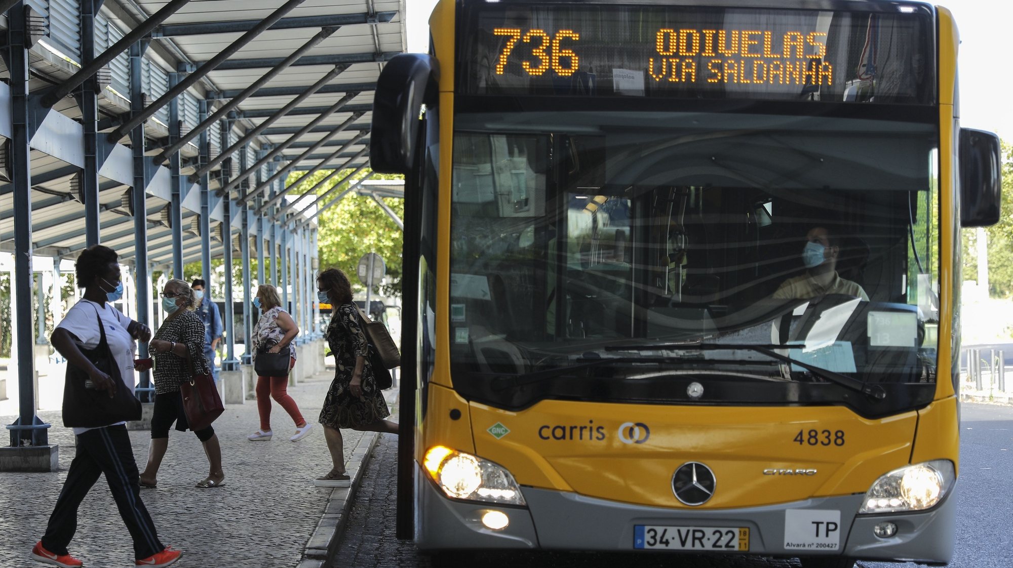 Utentes na estação do Senhor Roubado, no dia em que a área Metropolitana de Lisboa (AML) vê reforçada a oferta de transportes públicos, sobretudo de autocarros, permitindo que a capacidade fique a 90% da que existia no mesmo período do ano passado, em Odivelas, 01 de julho de 2020. MIGUEL A. LOPES/LUSA