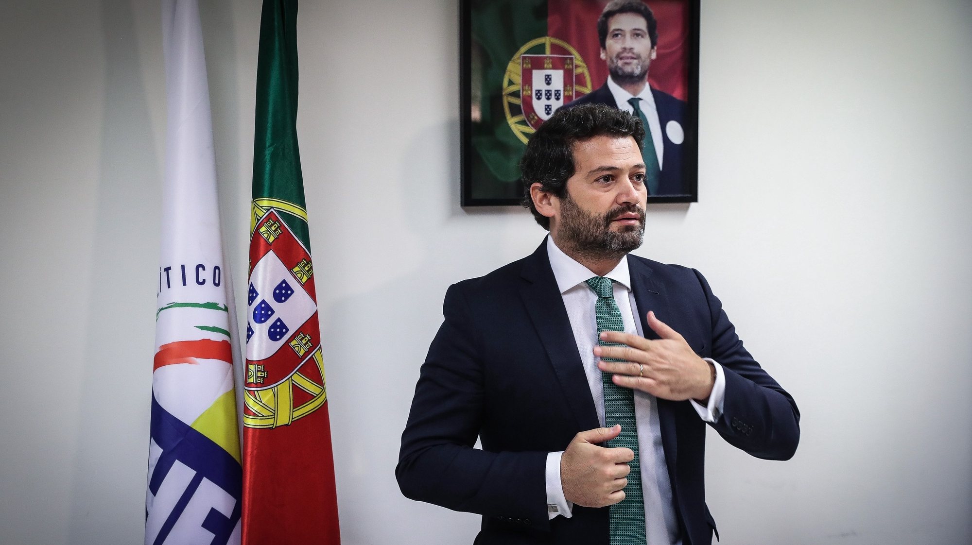 O candidato a presidente da direção nacional do Chega, André Ventura, fala aos jornalistas após os resultados das eleições diretas, na sede distrital do partido, em Lisboa, 6 de março de 2021. MÁRIO CRUZ/LUSA