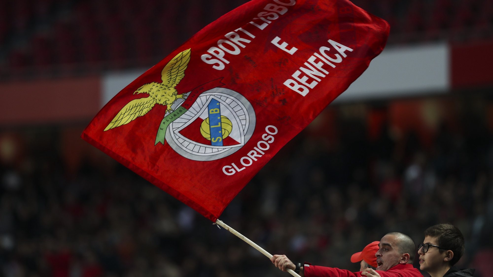 Um adepto exibe uma bandeira durante o primeiro treino do ano 2020, que foi aberto ao público, no Estádio da Luz, em Lisboa, 01 de janeiro de 2020. JOSÉ SENA GOULÃO/LUSA