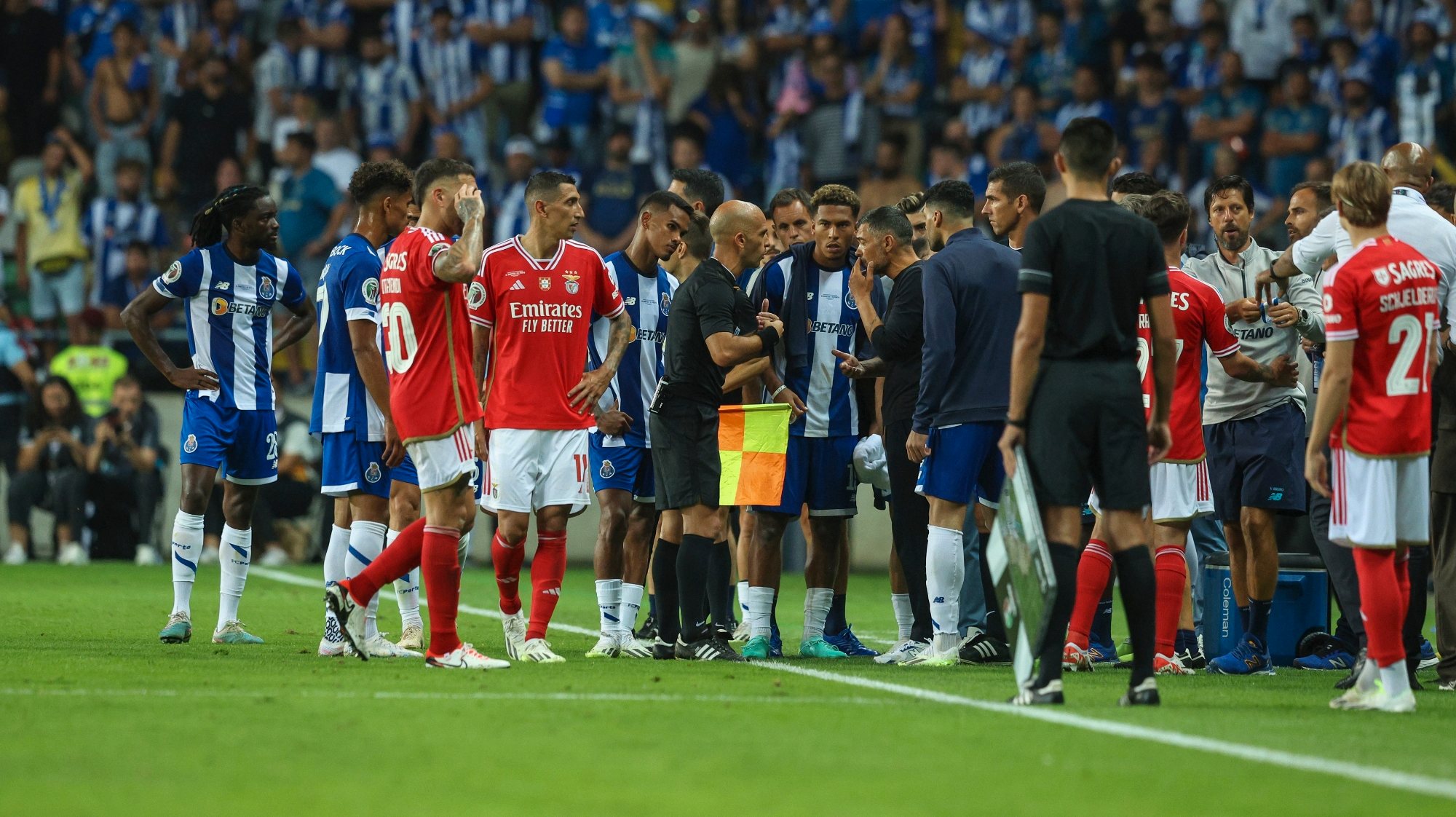 Sérgio Conceição foi expulso nos descontos da final da Supertaça e recusou depois sair do relvado durante cerca de quatro minutos