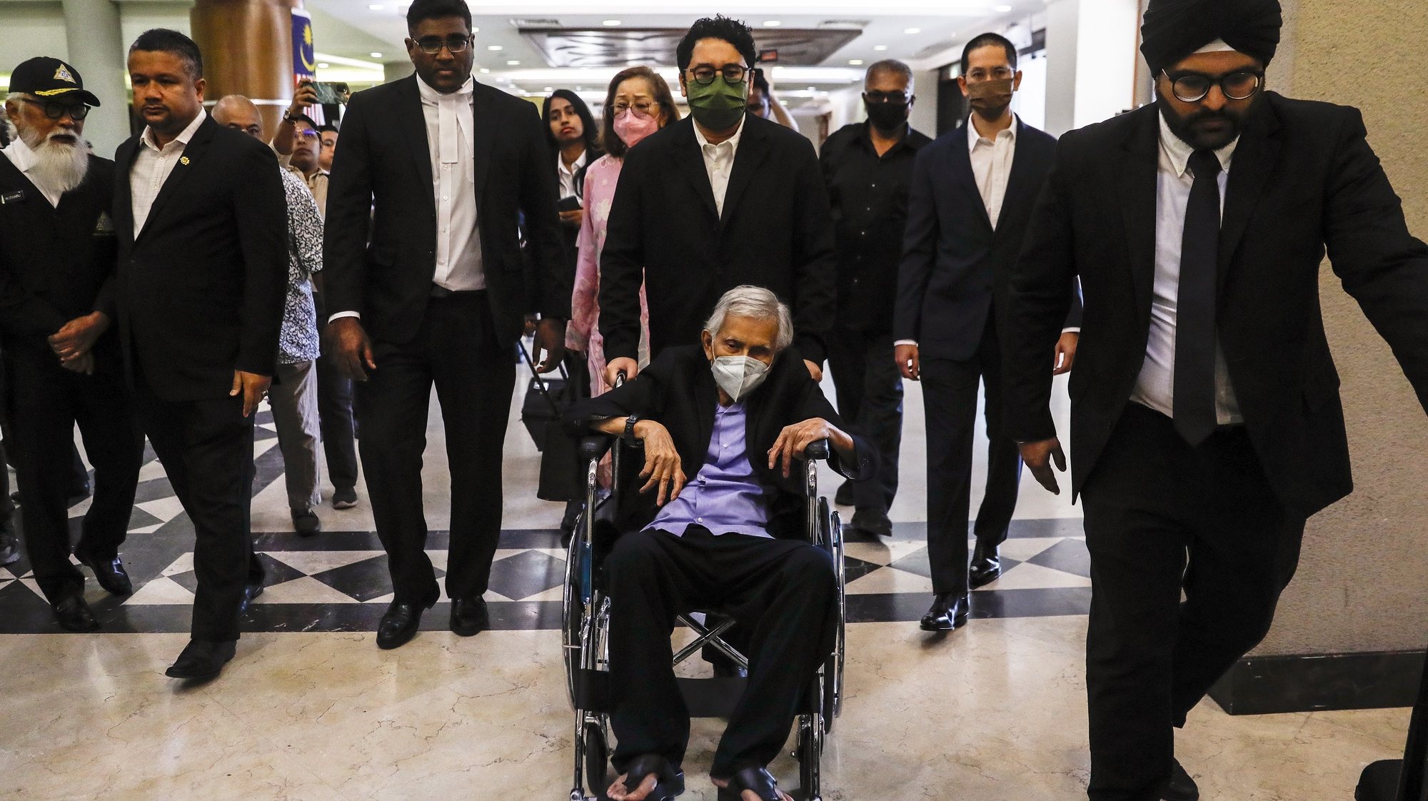 epa11111796 Former Finance Minister Daim Zainuddin (C) arrives at Session Court before being charged with failing to declare assets, at Session Court in Kuala Lumpur, Malaysia, 29 January 2024. Daim Zainuddin will be charged under Section 36(2) of the Malaysian Anti-Corruption Commission (MACC) Act for failure to declare his assets.  EPA/FAZRY ISMAIL