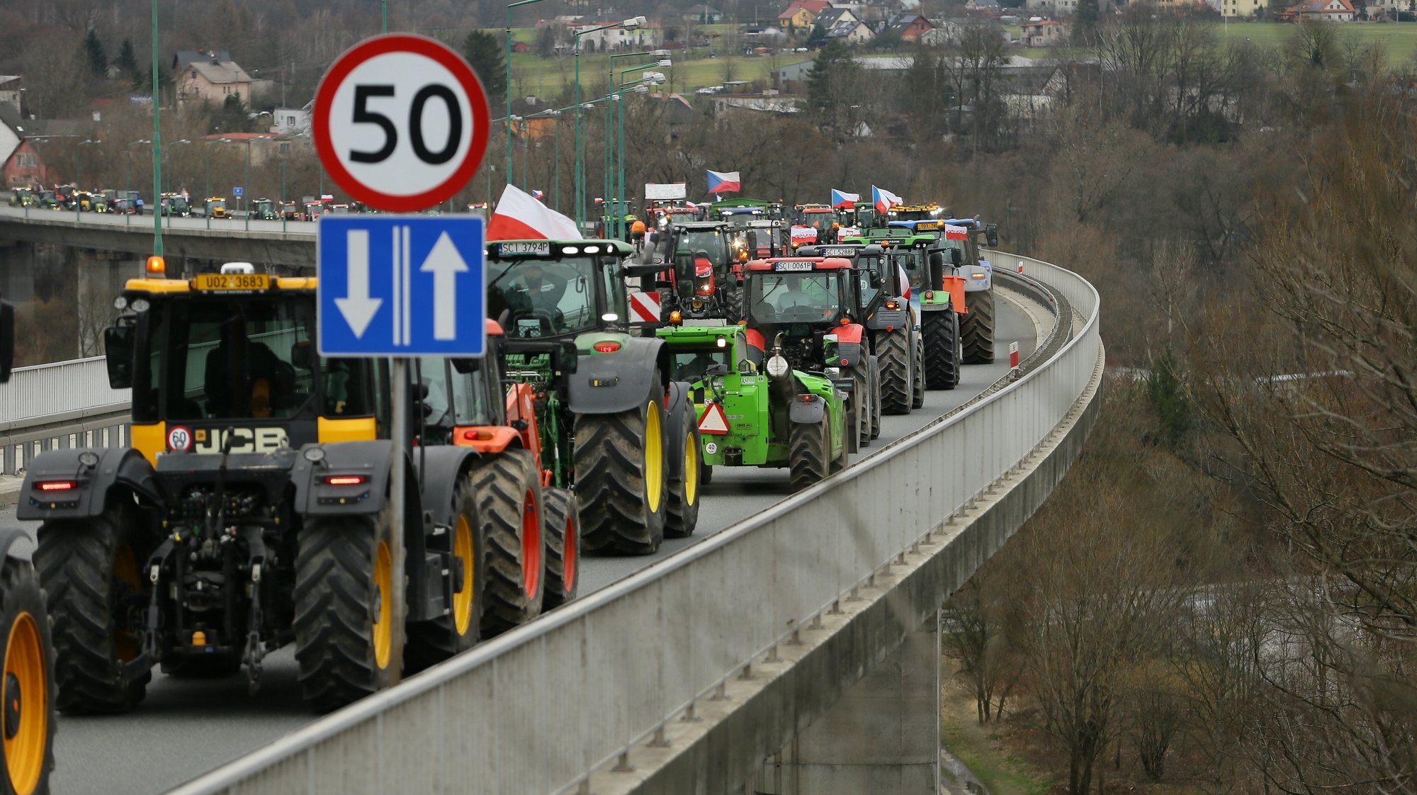 epaselect epa11172225 Farmers with their tractors block the border bridge with the Czech Republic, during a farmers&#039; protest in Cieszyn, southern Poland, 22 February 2024. Polish and Czech farmers have joined Central and Eastern European agrarian organizations to protest against the EU&#039;s agricultural policy, the Green Deal for Europe, excessive bureaucracy and unfair imports of cheaper products from Ukraine.  EPA/JAREK PRASZKIEWIC POLAND OUT