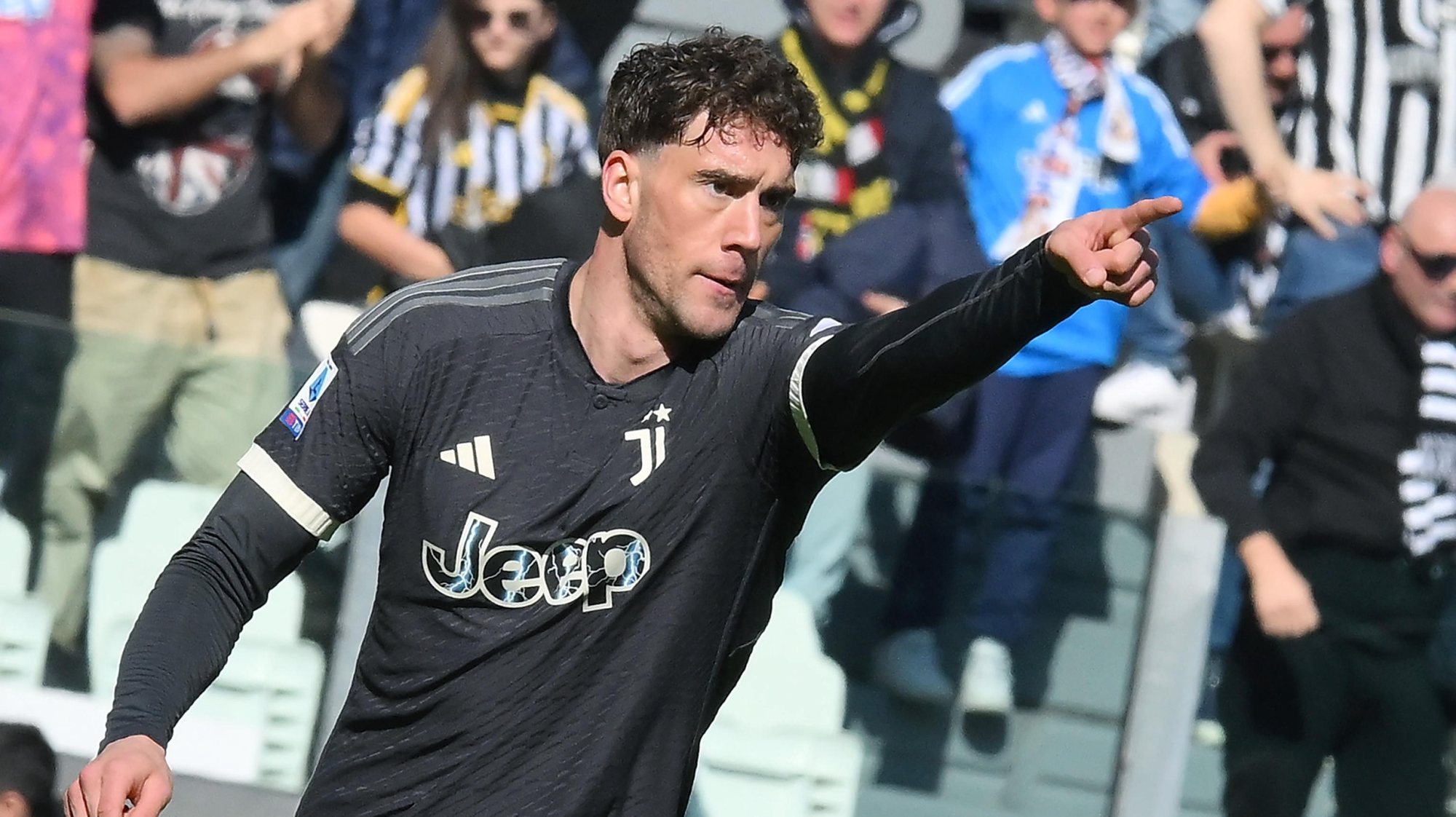 epa11180315 Juventus&#039; Dusan Vlahovic jubilates after scoring the 2-2 during the Italian Serie A soccer match Juventus FC vs Frosinone Calcio at the Allianz Stadium in Turin, Italy, 25 February 2024.  EPA/Alessandro Di Marco