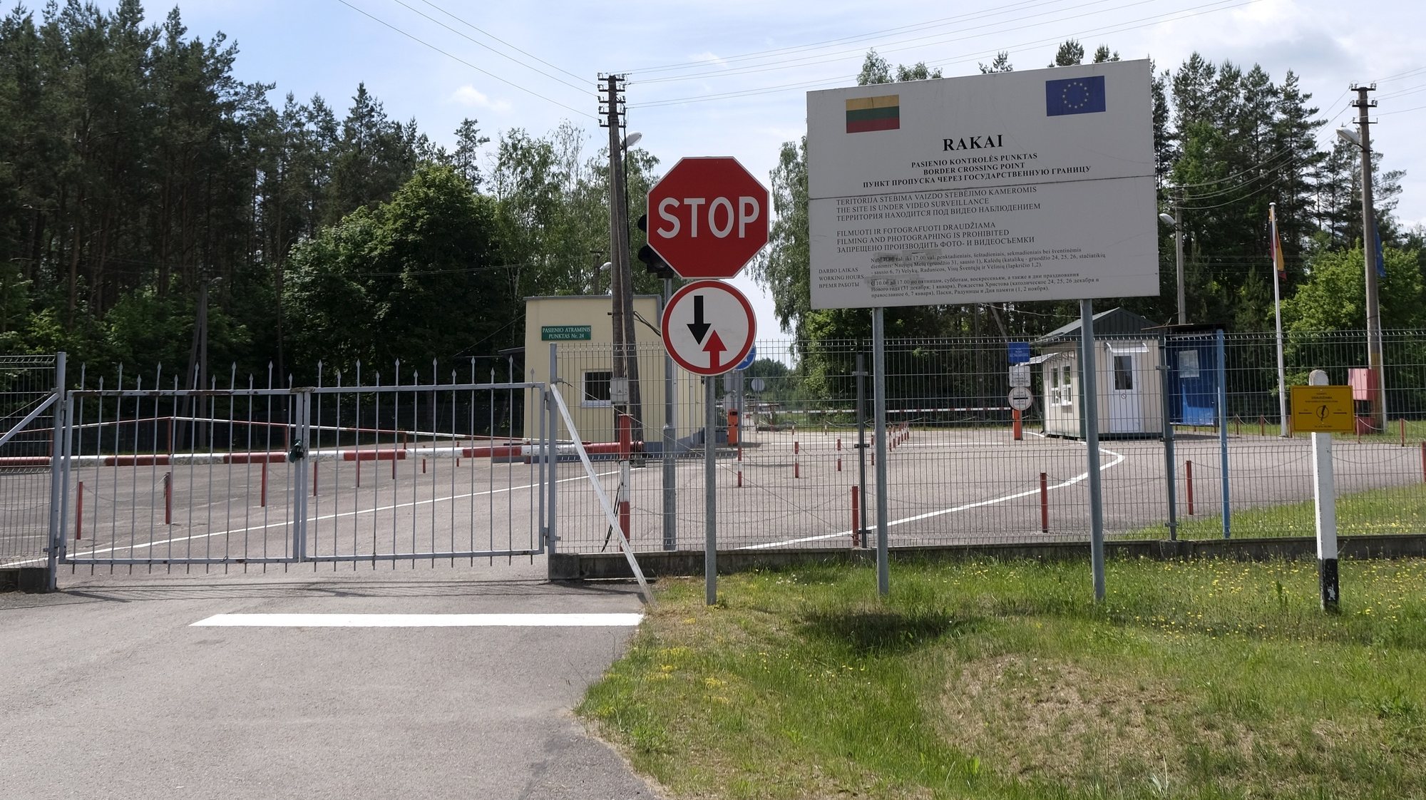 epa09274906 A border crossing point between Rakai, in Lithuania, and Petjulevci, in Belarus, is temporarily closed due to the measures to curb the spreading of the Covid-19 pandemic, in Rakai, Lithuania, 15 June 2016. According to official Lithuanian data, more than 380 illegal migrants from Belarus tried to enter Lithuania unril now in this year. The number is almost five times higher than in the entire year 2020.  EPA/VALDA KALNINA