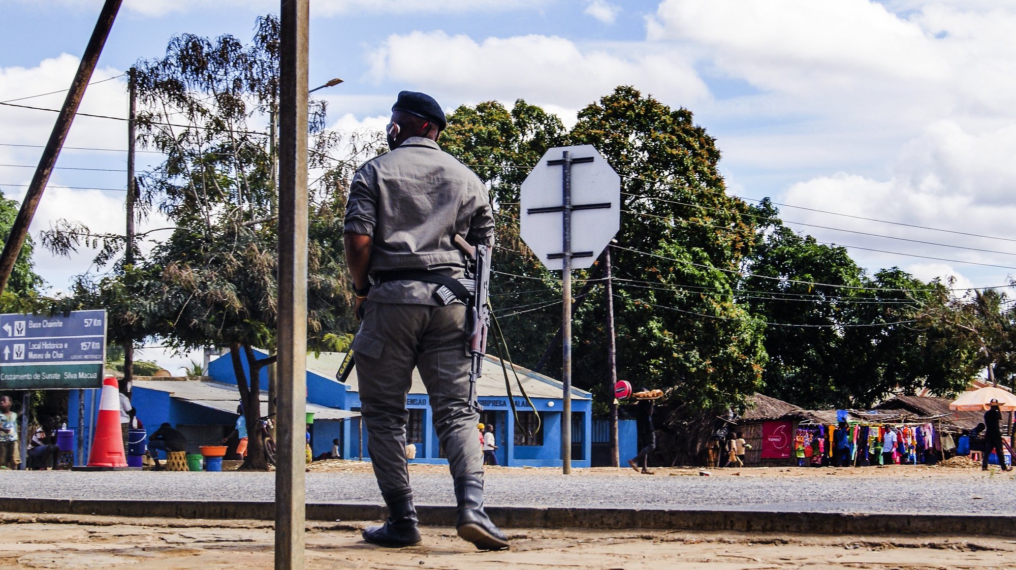 Posto de controlo policial Silva Macua, na Estrada Nacional Número 380, à entrada dos distritos de Quissanga e Macomia, Cabo Delgado, Moçambique, 21 de agosto de 2021. As vilas e aldeias devastadas por rebeldes nos distritos de Quissanga e Macomia têm as marcas do terror estampadas em cada esquina e, entre ruínas, ensaia-se a reconstrução, mas o trauma é grande e paira ainda o medo entre as comunidades (ACOMPANHA TEXTO DO DIA 23 DE AGOSTO DE 2021). LUÍSA NHANTUMBO/LUSA