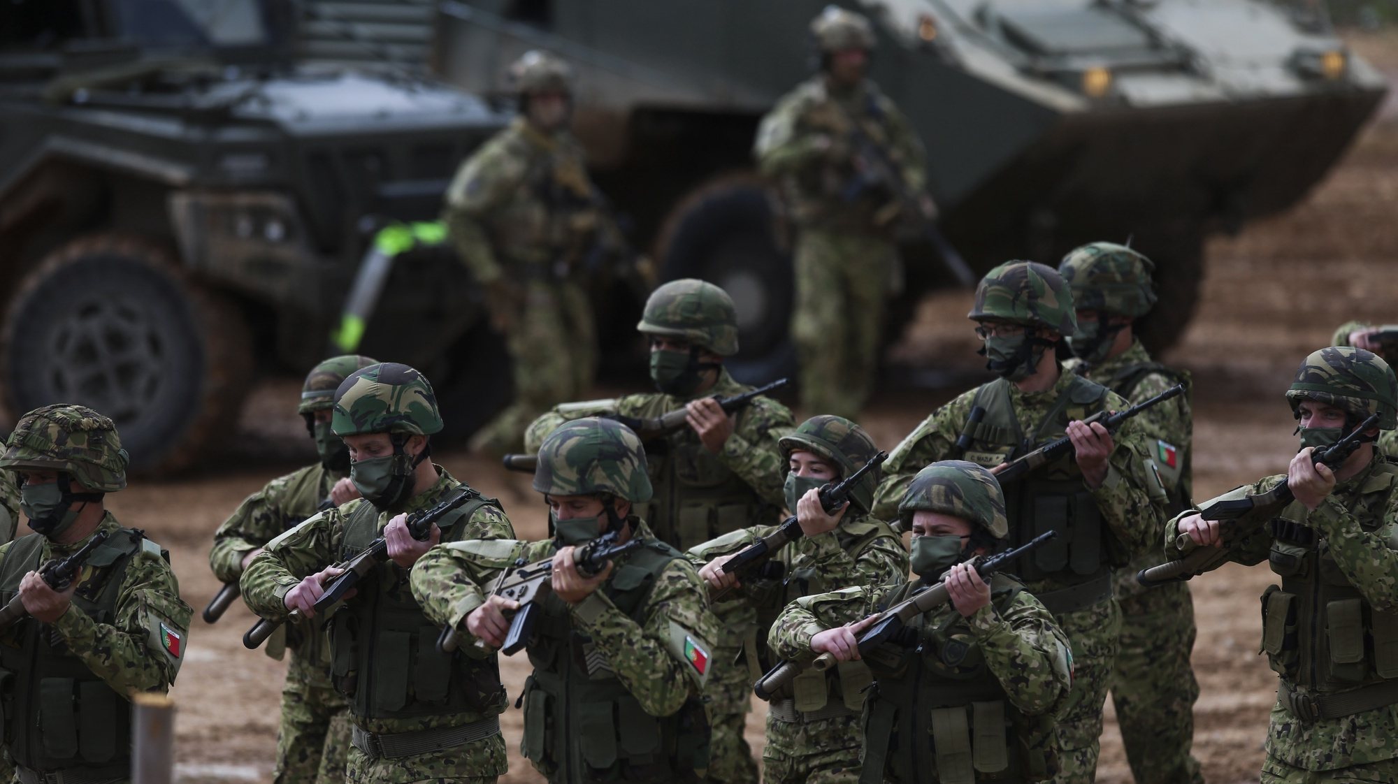 Militares participam na demonstração tática da Companhia do Exército que será projetada para a Roménia, no âmbito da NATO, no Campo Militar de Santa Margarida, em Constância, 22 de março de 2022. PAULO CUNHA/LUSA