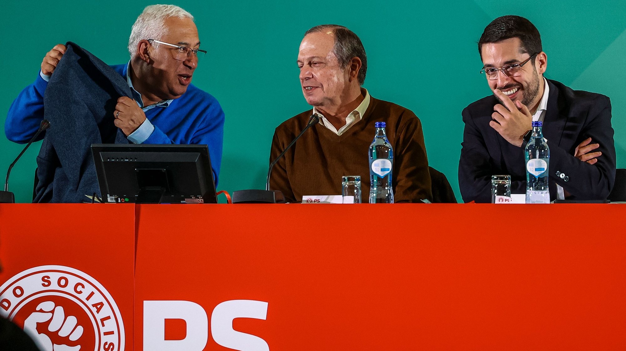 O secretário-geral do Partido Socialista (PS), António Costa (E), conversa com o presidente do PS, Carlos César (C), durante a reunião da Comissão Nacional do PS, para análise da situação política nacional, em Coimbra, 14 de janeiro de 2023. PAULO NOVAIS/LUSA