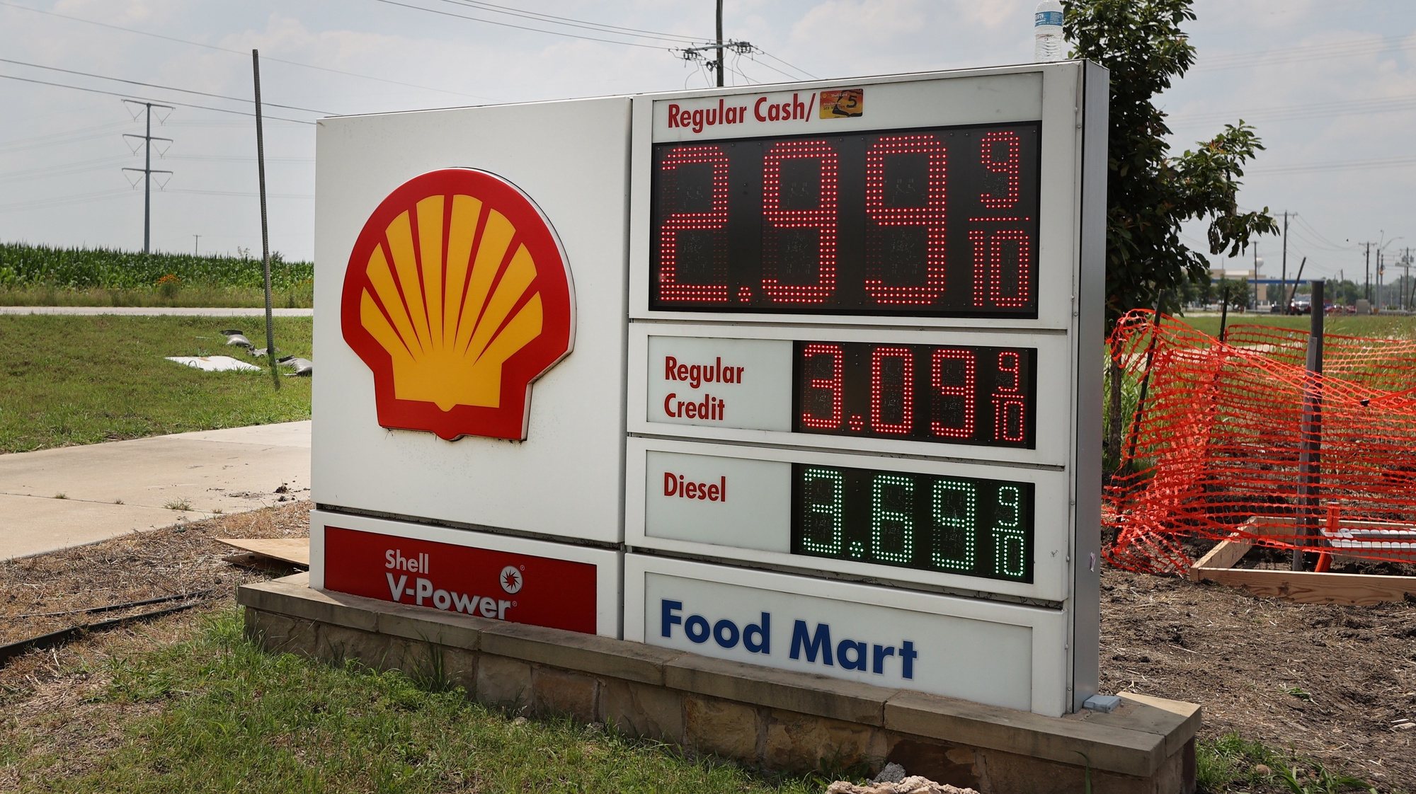 epa10656105 A sign shows current gas prices at a Shell gas station in Austin, Texas, USA, 26 May 2023. Heading in to the Memorial Day weekend the American Automobile Association (AAA) states that the gas price today is one dollar less a gallon from the same day last year.  EPA/ADAM DAVIS