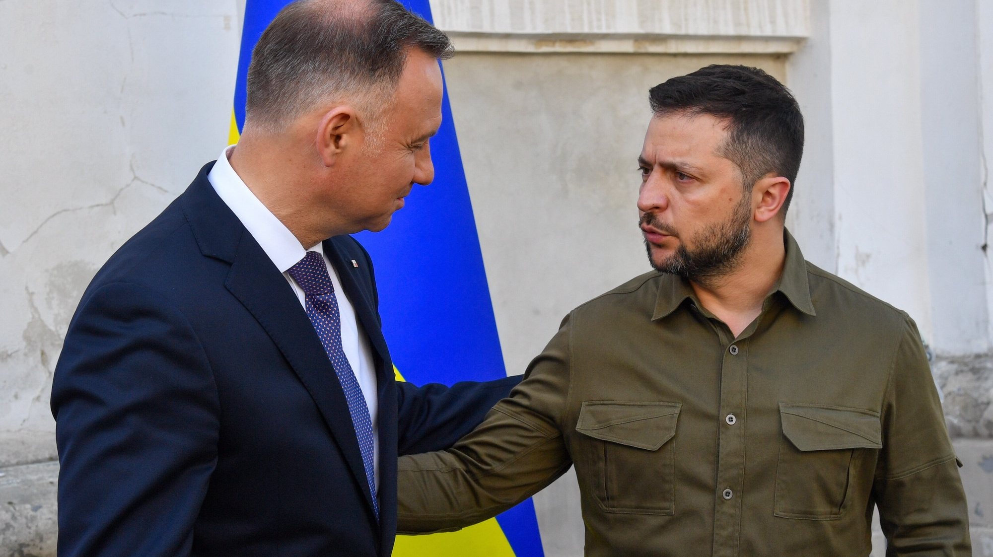 epa10735880 Polish President Andrzej Duda (L) and Ukrainian President Volodymyr Zelensky (R) at the Cathedral of the Holy Apostles Peter and Paul in Lutsk, Ukraine, 09 July 2023. The presidents jointly paid a tribute to the all the innocent Polish victims in Volyn during WWII, when units of the Ukrainian Insurgent Army committed mass murder of Polish citizens, on the 80th anniversary of the Volhynia massacre.  EPA/RADEK PIETRUSZKA POLAND OUT
