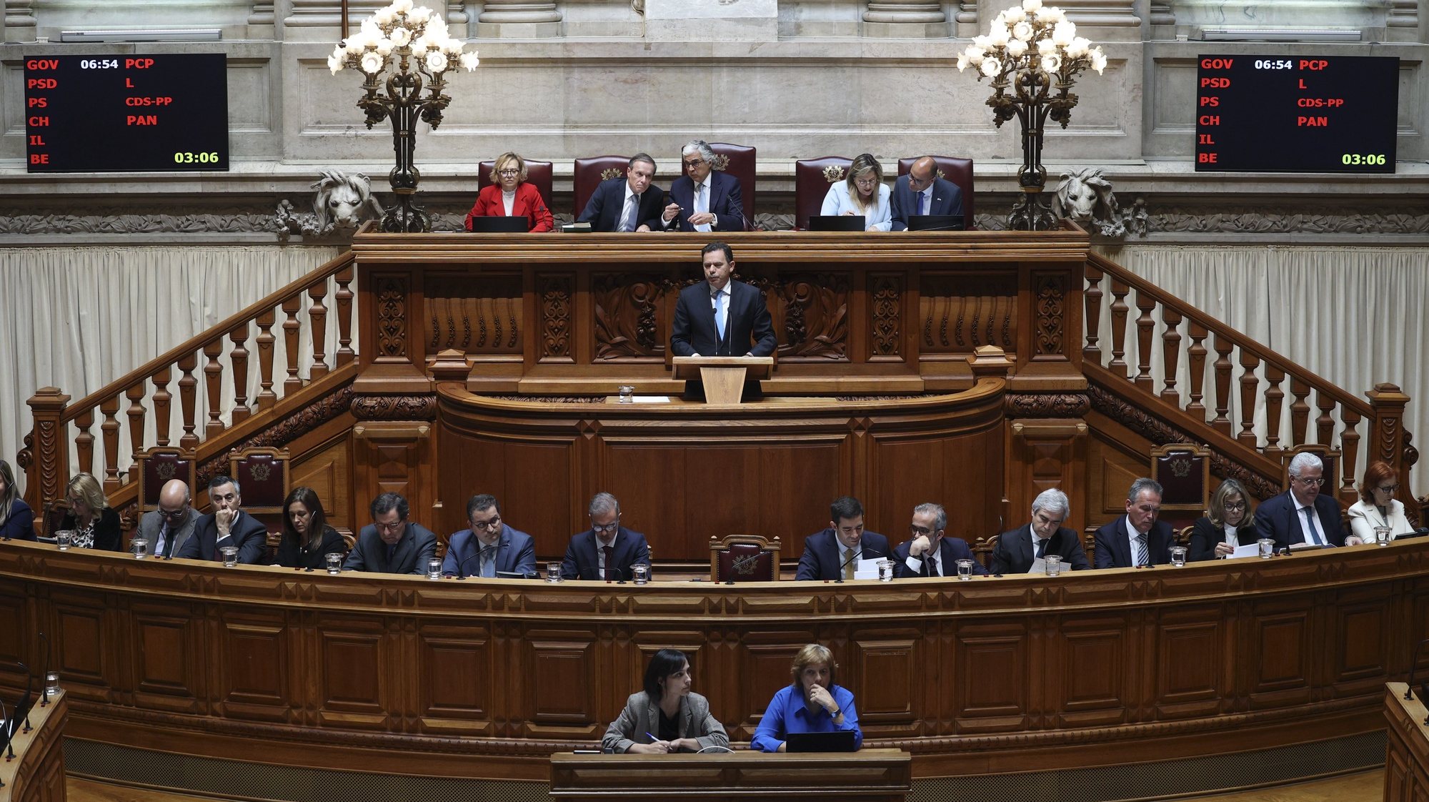 O primeiro-ministro, Luís Montenegro, intervém no debate parlamentar com o primeiro-ministro, na Assembleia da República, em Lisboa, 15 de maio de 2024. MIGUEL A. LOPES/LUSA