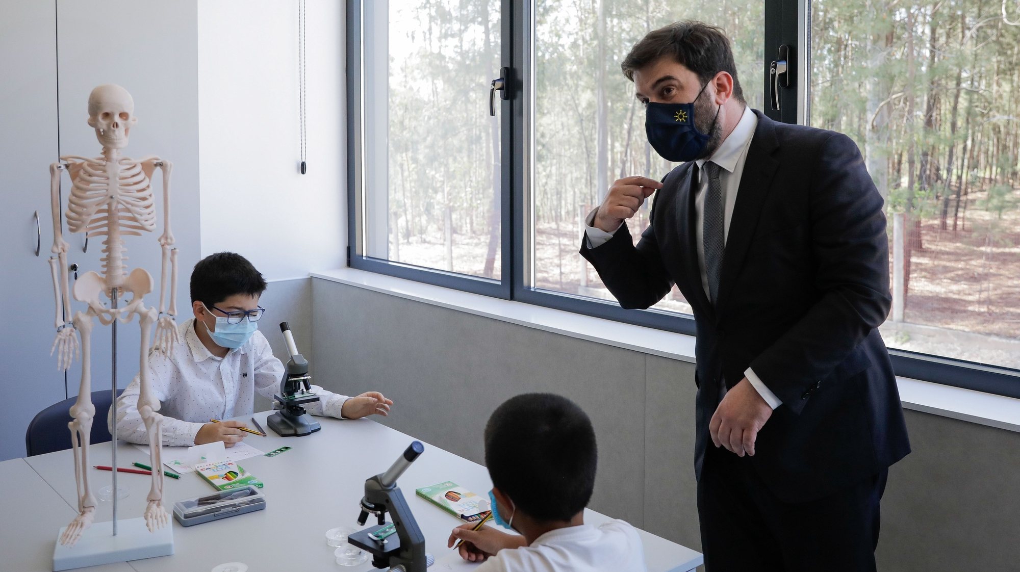 O ministro da Educação, Tiago Brandão Rodrigues (D), conversa com alunos durante a visita e inauguração do Centro Escolar de Carvoeira, Caxarias, Ourém, 05 de abril de 2021. PAULO CUNHA /LUSA