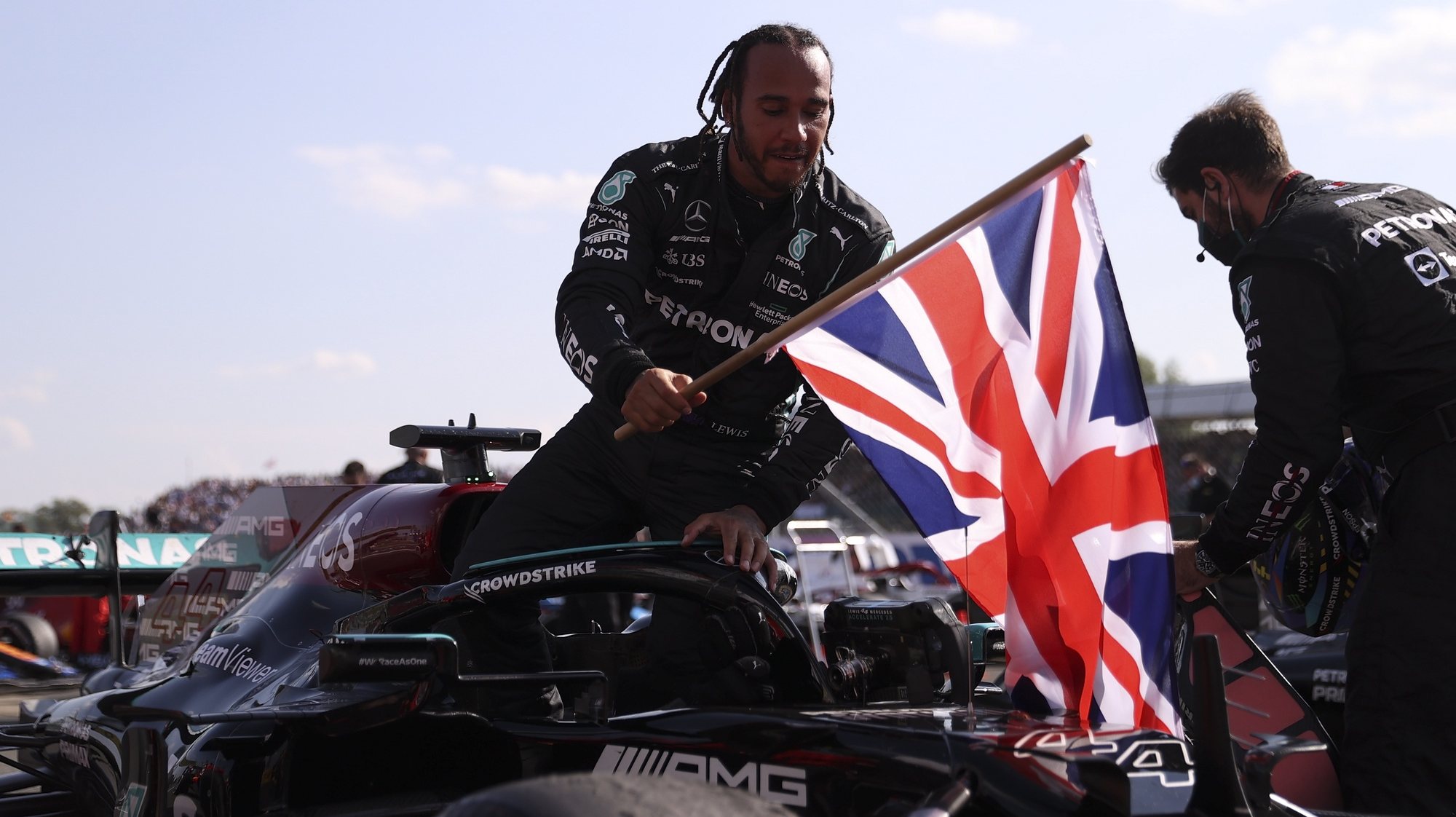 epa09352327 British Formula One driver Lewis Hamilton of Mercedes-AMG Petronas celebrates after winning the Formula One Grand Prix of Great Britain at the Silverstone Circuit, in Northamptonshire, Britain, 18 July 2021.  EPA/Lars Baron / POOL
