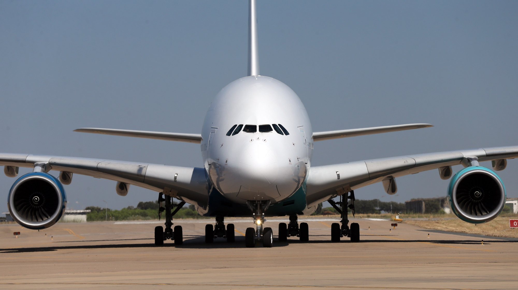 Um airbus A380, da companhia aérea Hi Fly, aterra na pista do Aeroporto de Beja. Esta cidade alentejana, para além das Lajes, é o aeroporto nacional que dispõe de uma pista com largura e comprimento suficientes para permitir que este Airbus A380 aterre e estacione. Beja, 23 de julho de 2018. NUNO VEIGA/LUSA