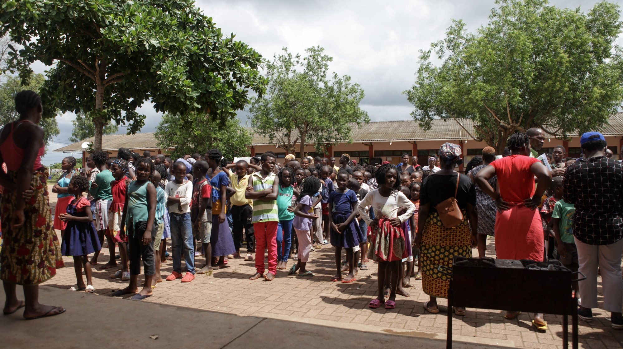 Crianças em fila esperam para serem identificadas no centro de acolhimento de desalojados das cheias em Moçambique na Escola Secundária Joaquim Chissano, no município de Boane, província de Maputo, Moçambique, 14 de fevereiro de 2023. (ACOMPANHA TEXTO DE 15-02-2023) LUISA NHANTUMBO/LUSA