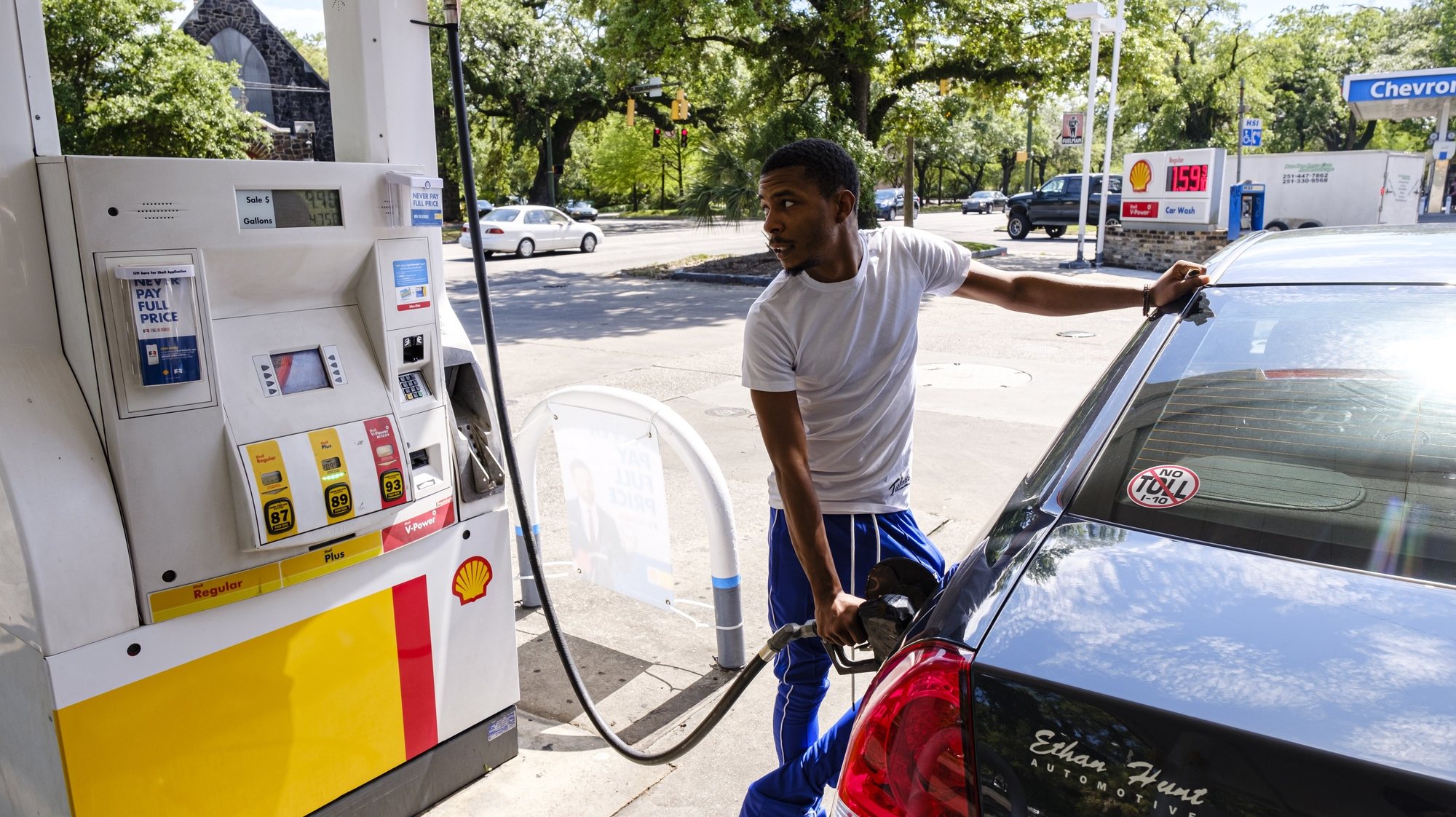 epa08374225 Matthew Gibbs fills up his car at a Shell station in  Mobile, Alabama, USA, 20 April 2020. US crude oil futures plummet to minus 37.63 US dollars a barrel, the lowest price in history.  EPA/DAN ANDERSON