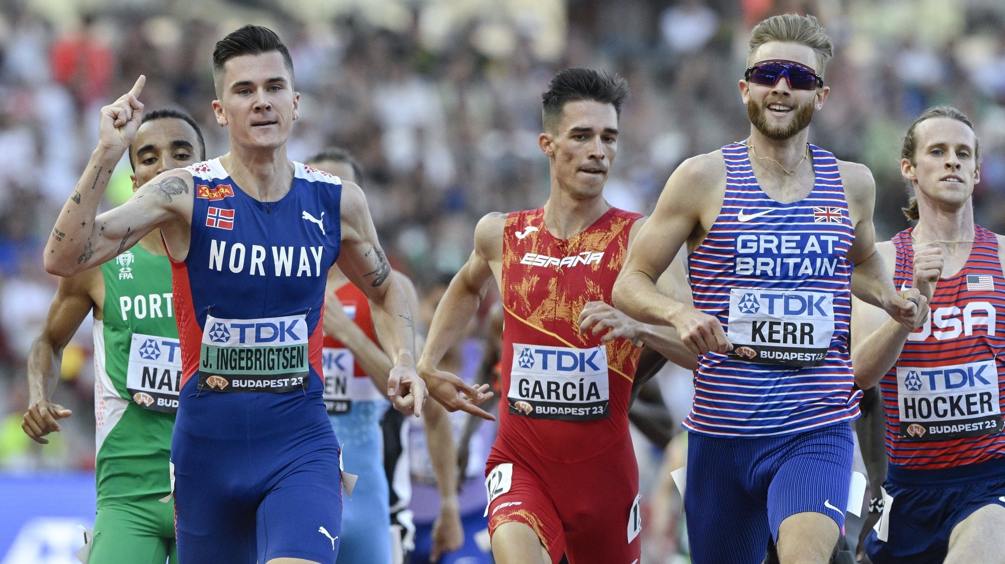 epa10810409 (L-R) Jakob Ingebrigsten of Norway, Mario Garcia of Spain, Josh Kerr of Britain and Cole Hocker of the USA compete in a semifinal of men&#039;s 1,500m run of the World Athletic Championships in the National Athletics Centre in Budapest, Hungary, 20 August 2023.  EPA/Szilard Koszticsak HUNGARY OUT